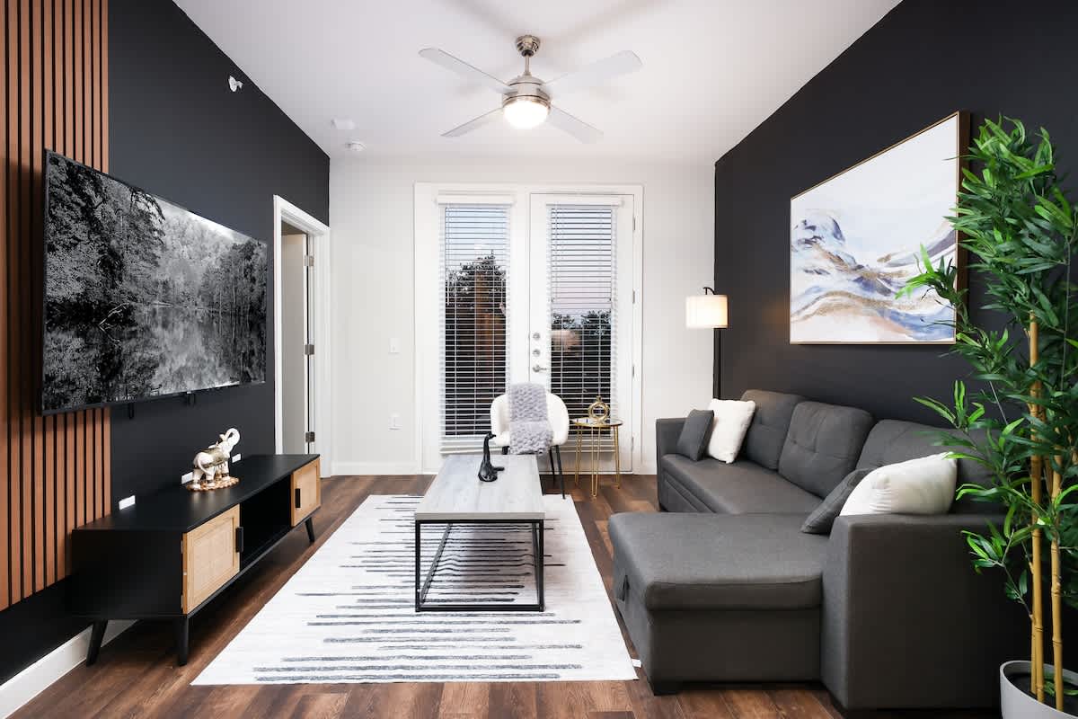 Spacious 1BR w/ Gym, Parking Near Rvrwalk & Dome