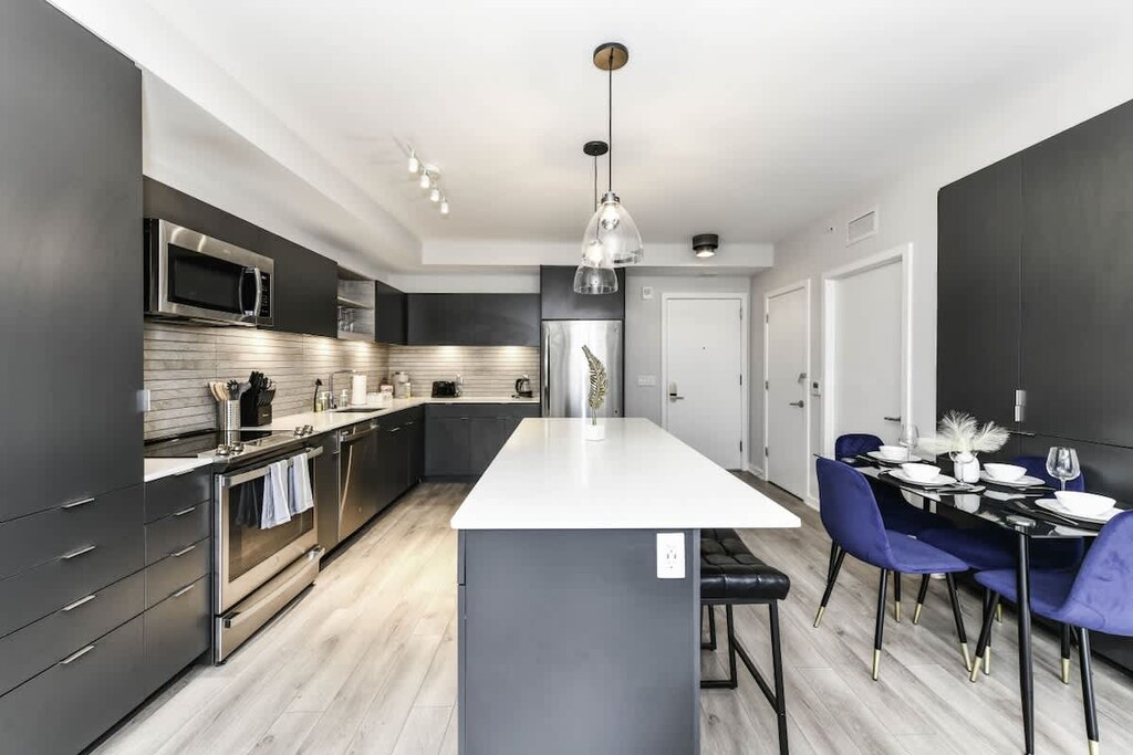 Functional kitchen, breakfast counter and dining table (Seats 4)