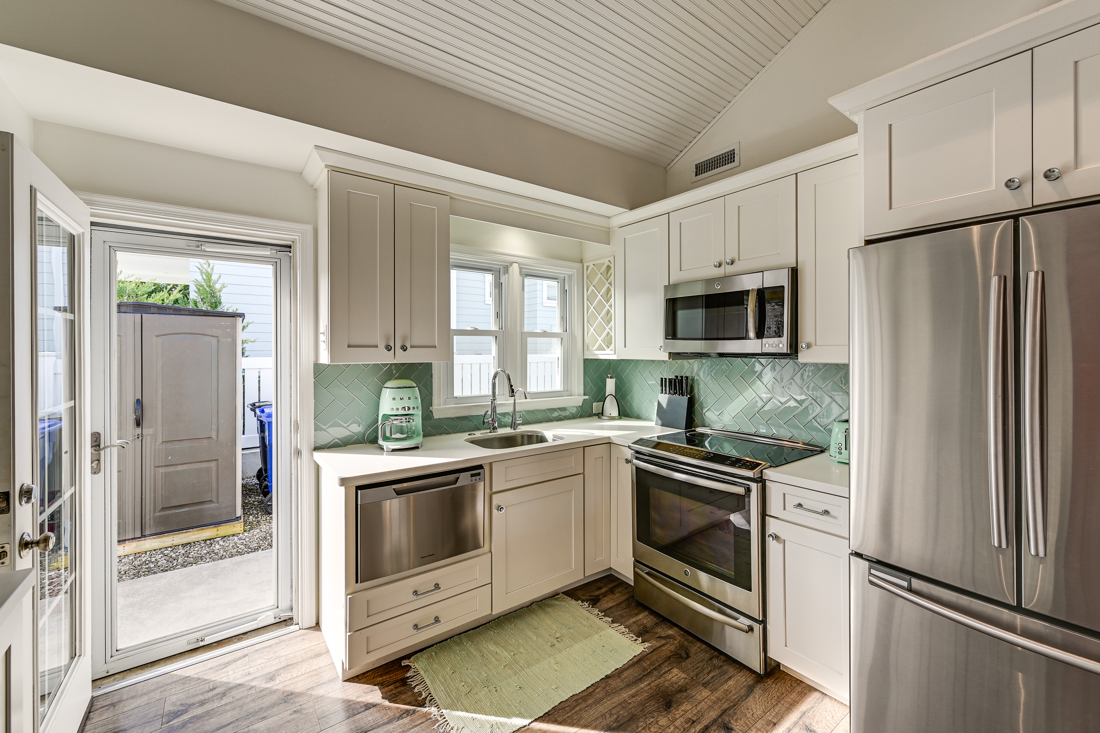 Walk to Beach & Dtwn Dining! Avalon Coastal Escape