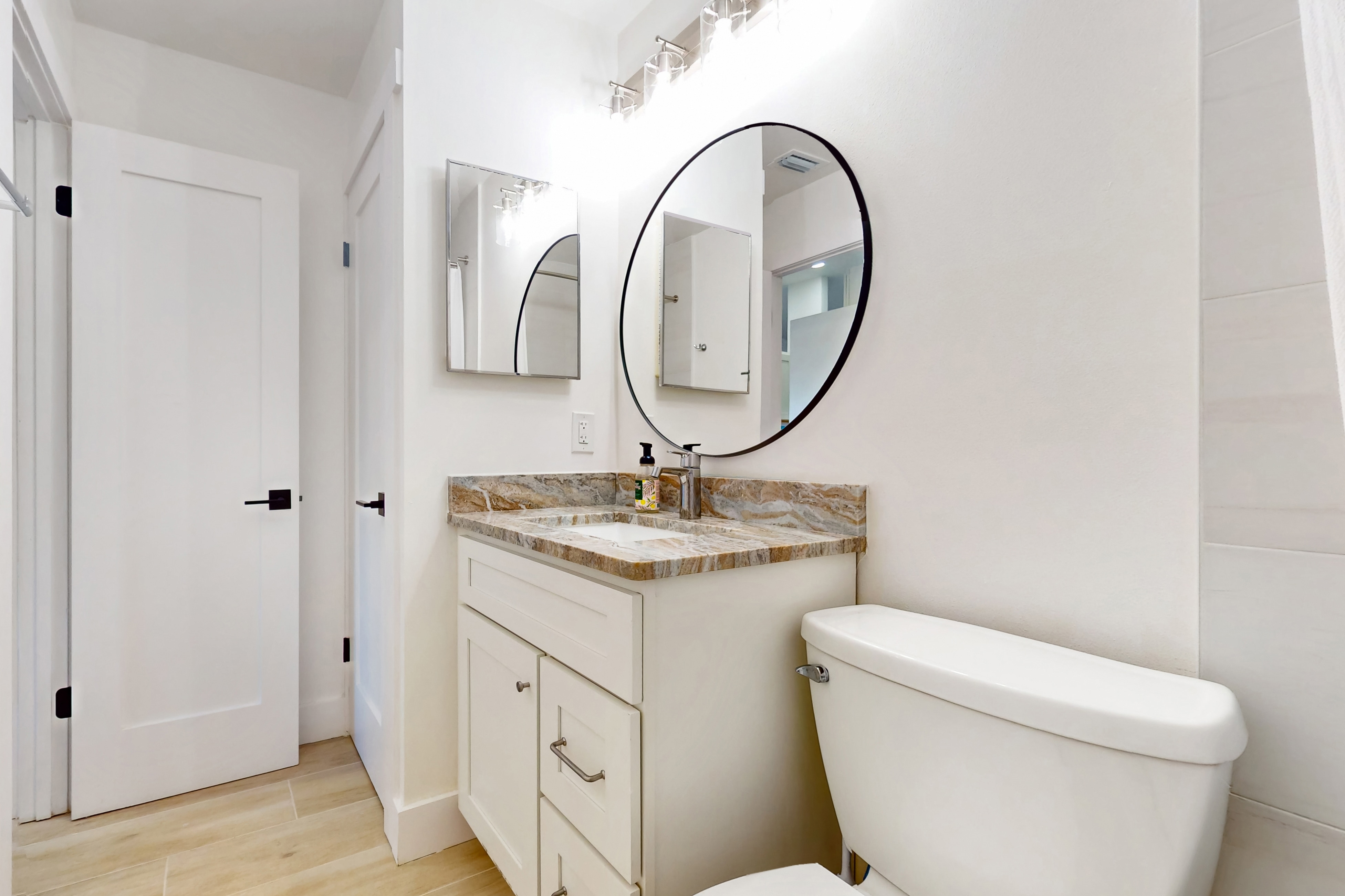 Clean & modern bathroom