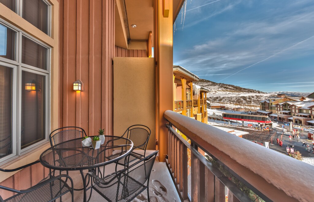 Balcony with seating for up to five (gondola just beyond)