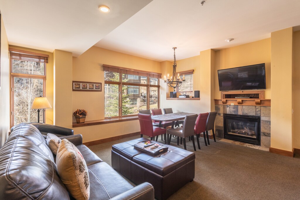 Living room & dining area