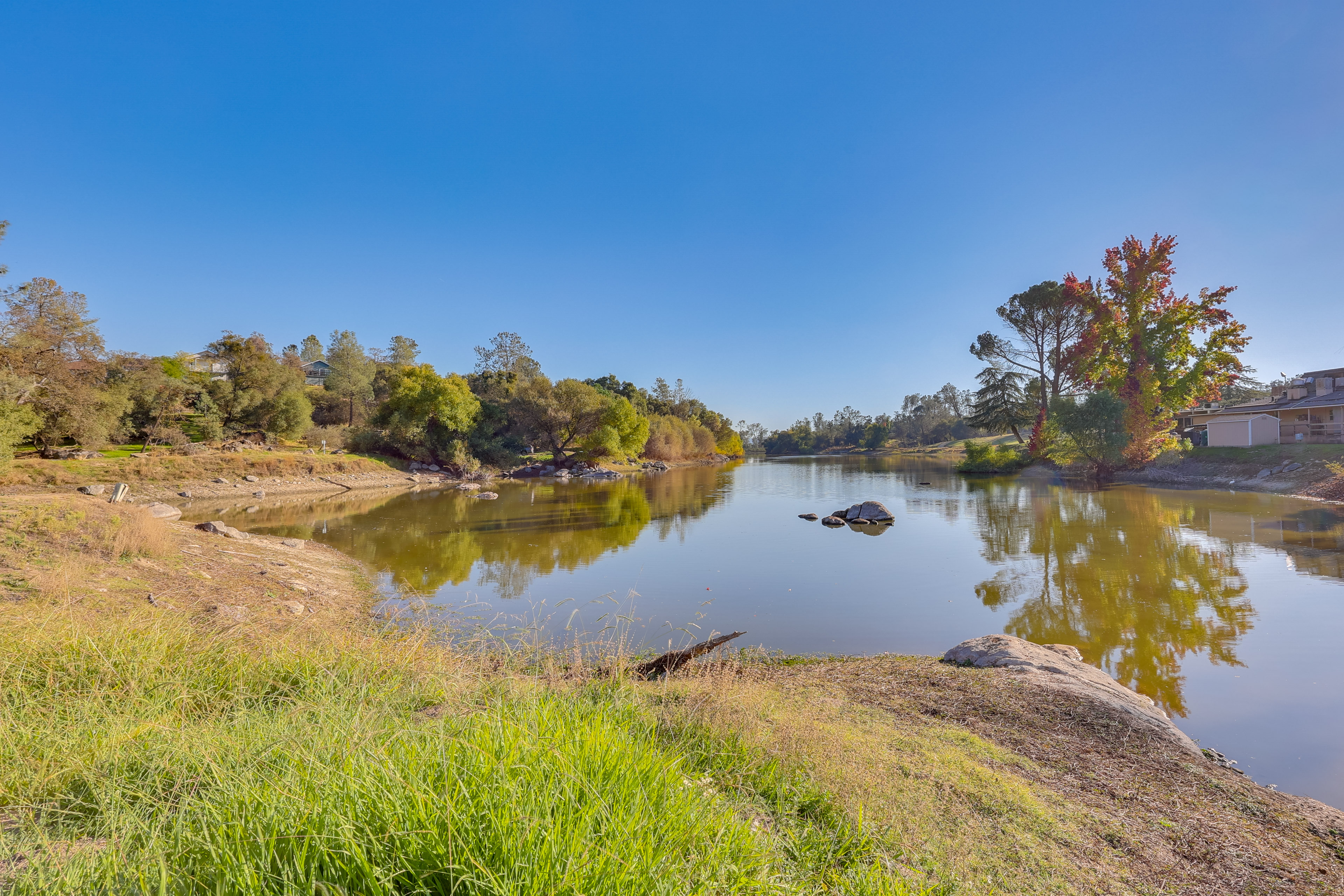 Scenic Yosemite Lakes Escape w/ Community Perks!