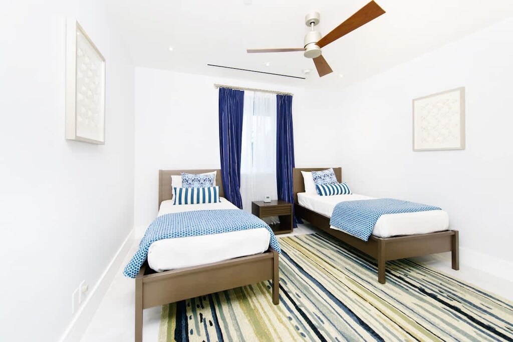 Guest bedroom with 2 twin beds