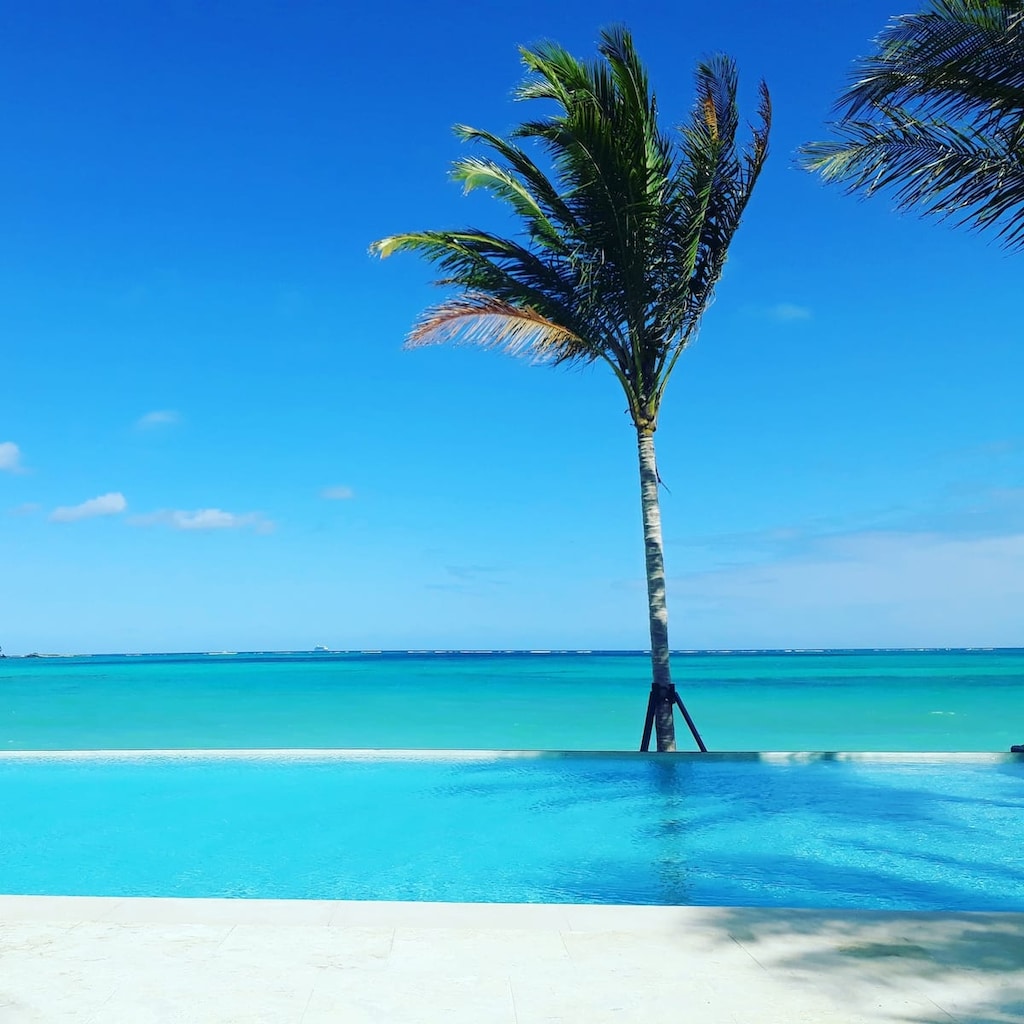 Infinity pool and ocean