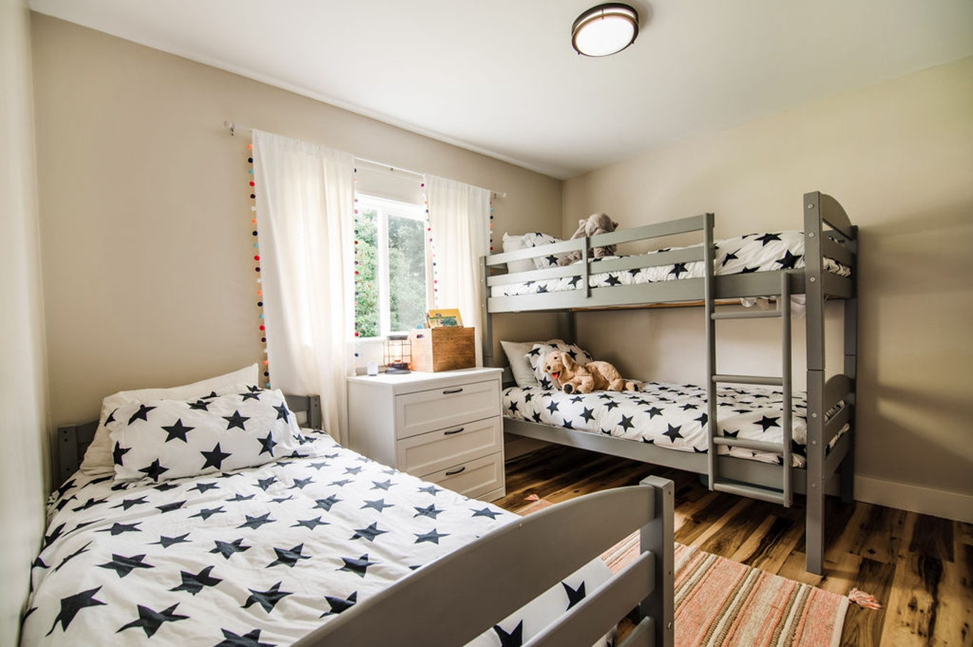 Bernie's: Downtown: Walk to Lake and restaurants