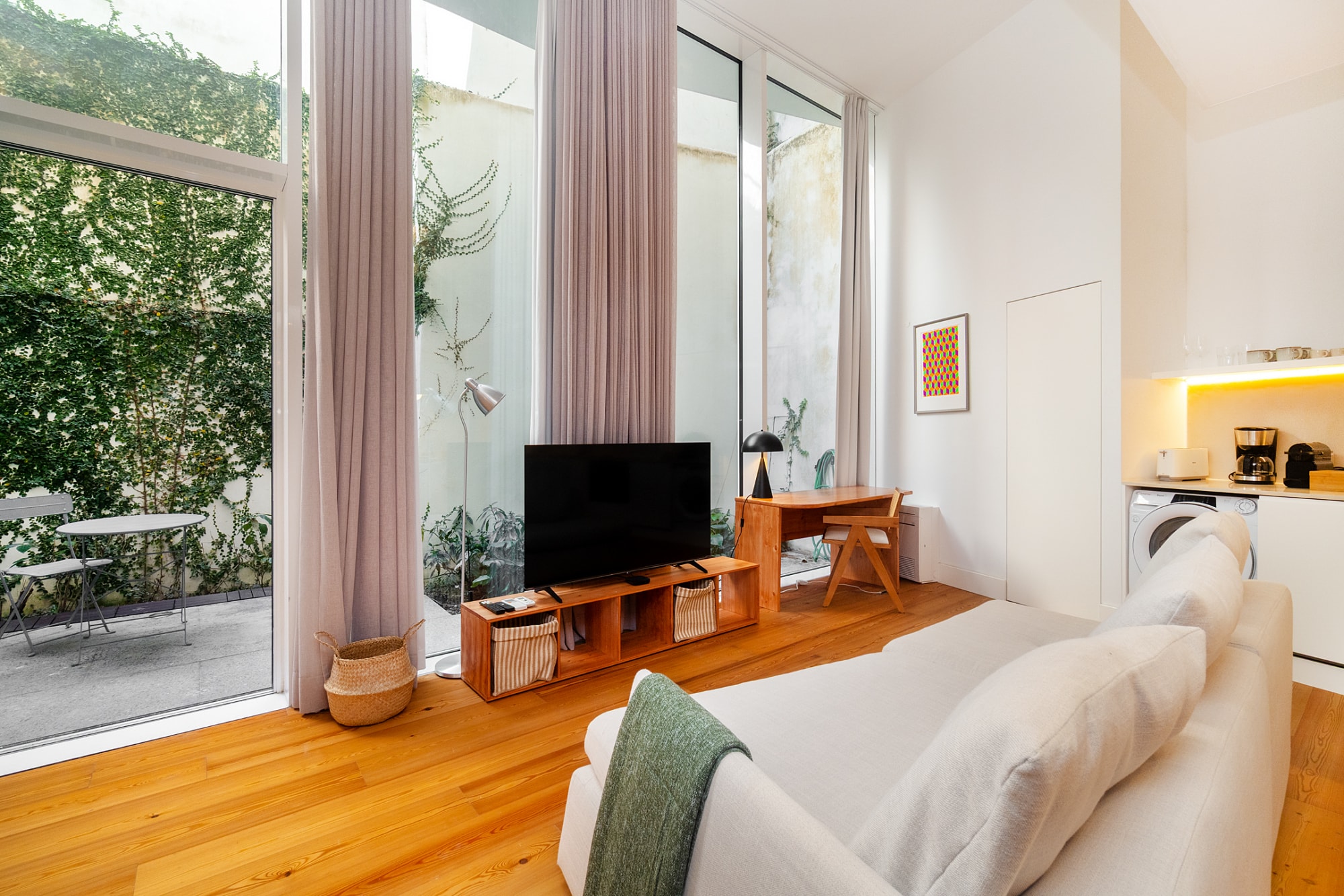 Lisbon's Elite: A Stylish & Modern Studio w/ Patio Lisbon's Elite: A Stylish & Modern Studio w/ Patio