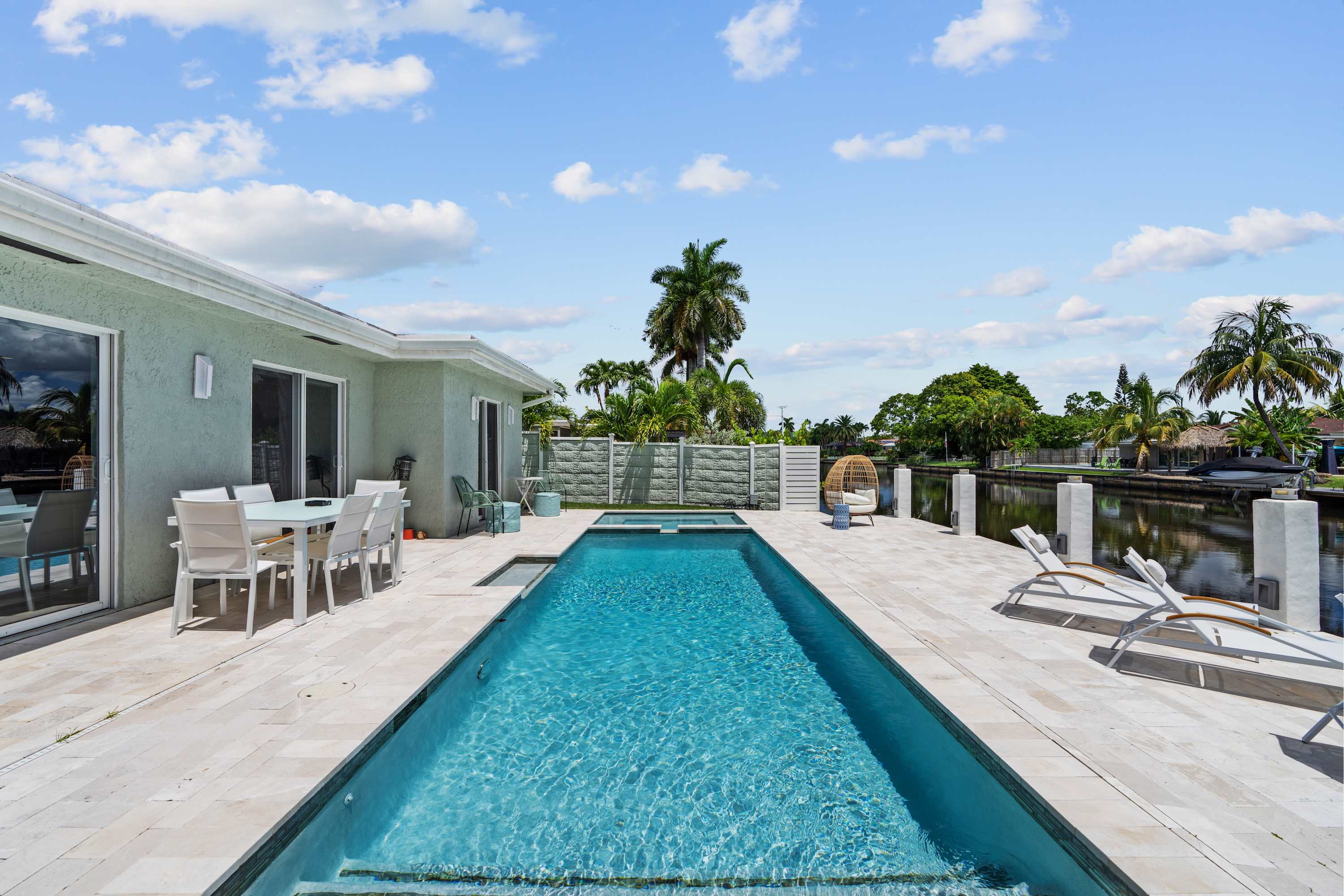 Your vacation trifecta is right here: a sparkling pool, comfy loungers, and dining under the open sky. Swim by day, dine by sunset, and repeat until reality feels like a distant memory.