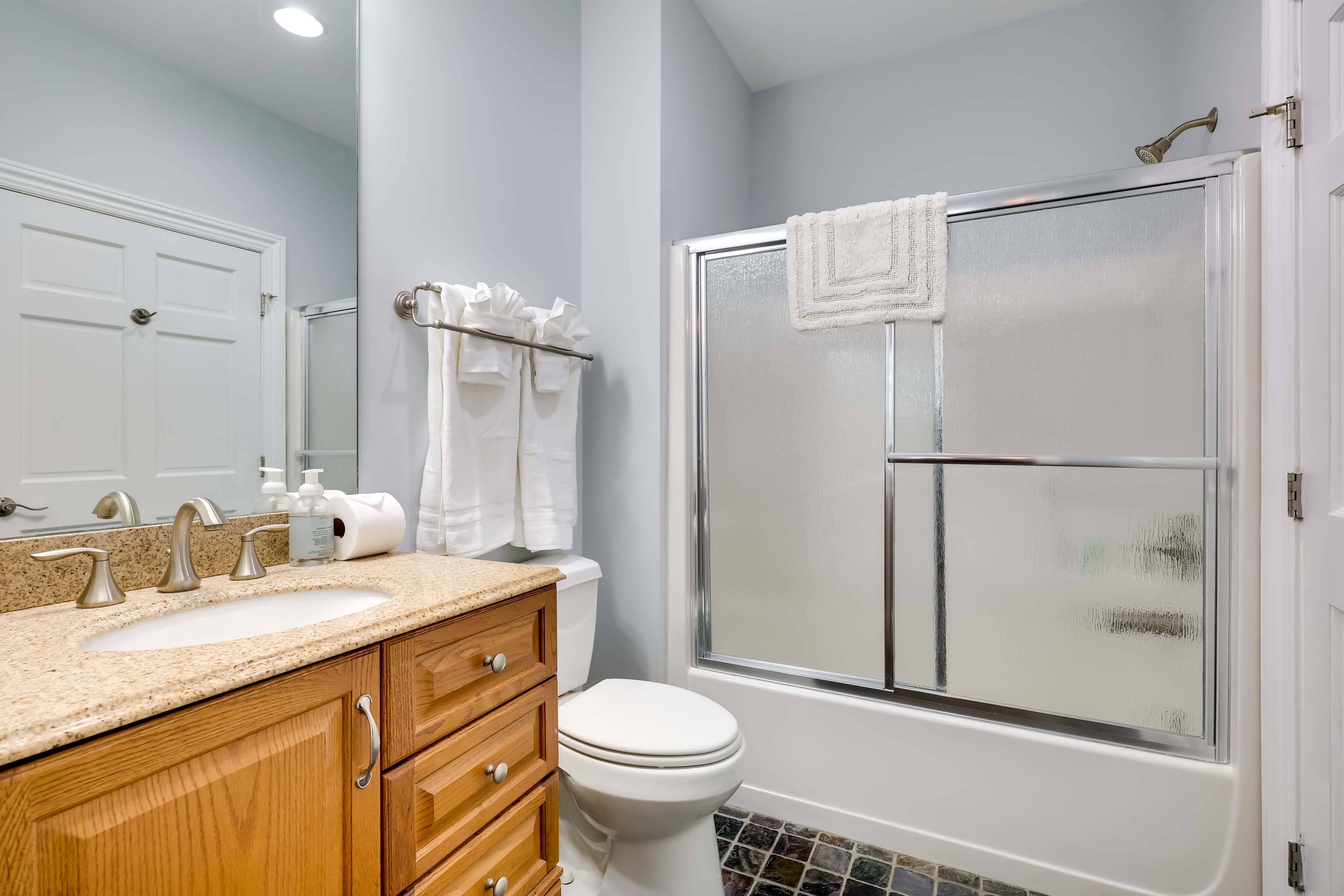 2nd-Floor Unit w/ Deck! 1 Mi to Carolina Beach