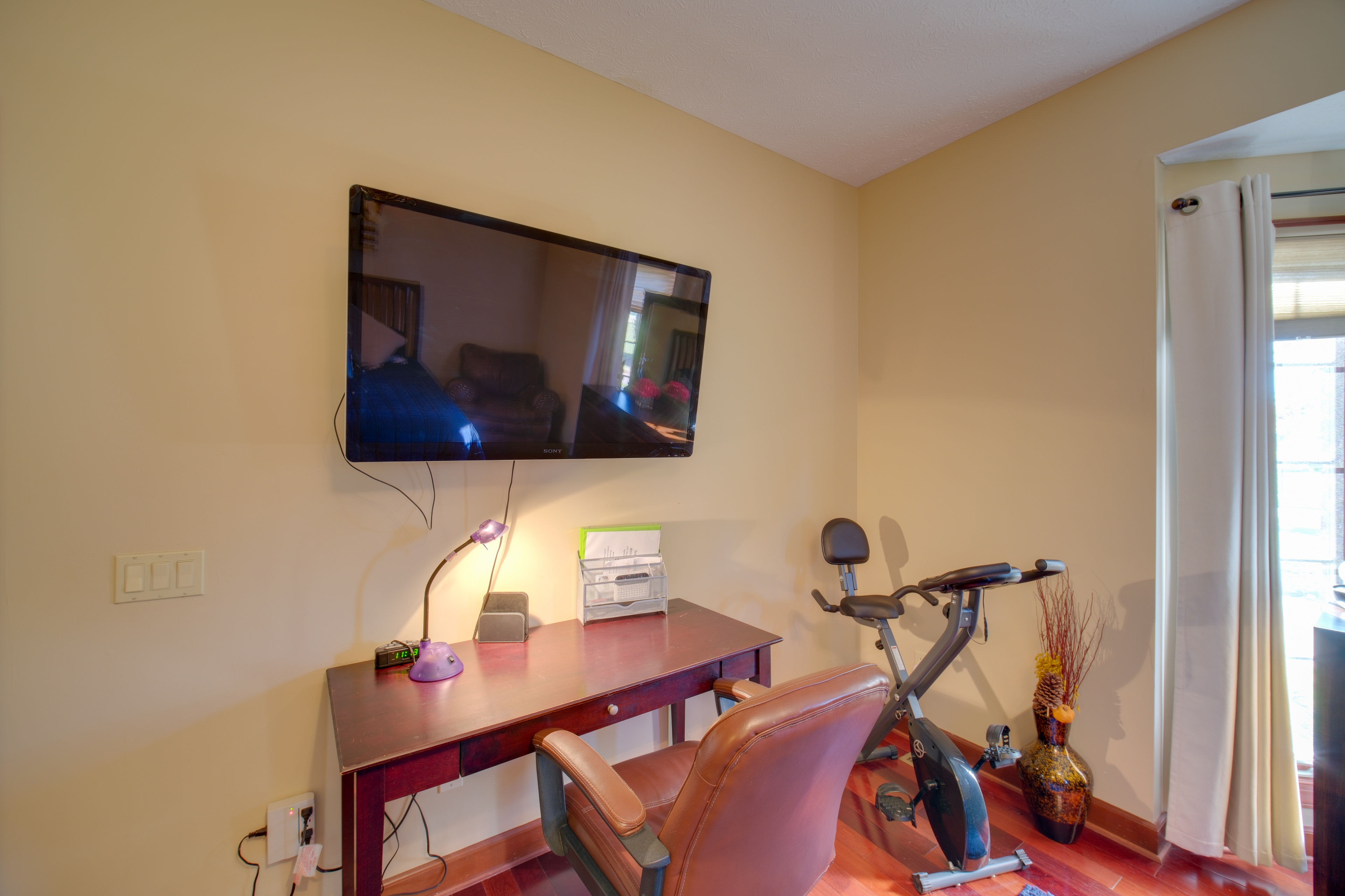 Convenient Apt 2 Mi to North Chagrin Hiking!