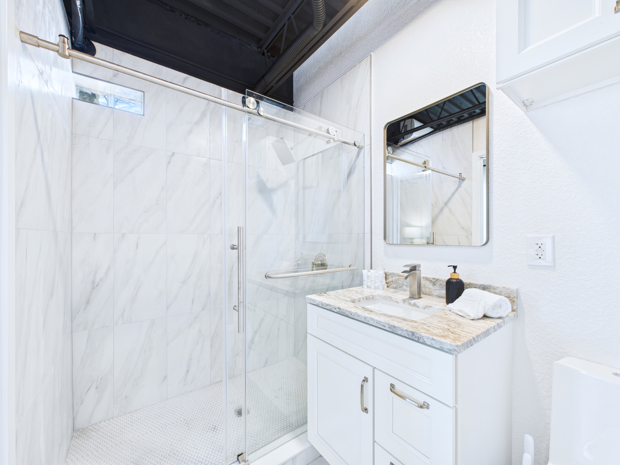 Modern Loft near Port, Beach, & Dining -Unit 201