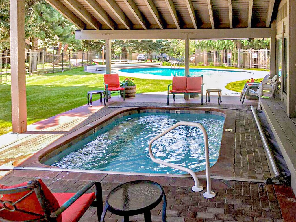 Summer Pool & Year-round Hot Tub
