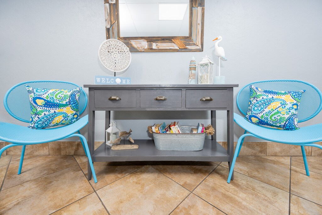 Take a break and discover a new book in this welcoming space with colorful decor, perfect for relaxation after a beach day