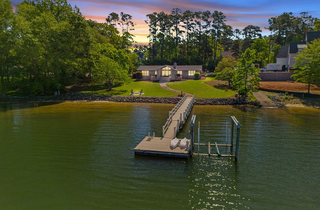 Large back yard and dock for your rented boat.