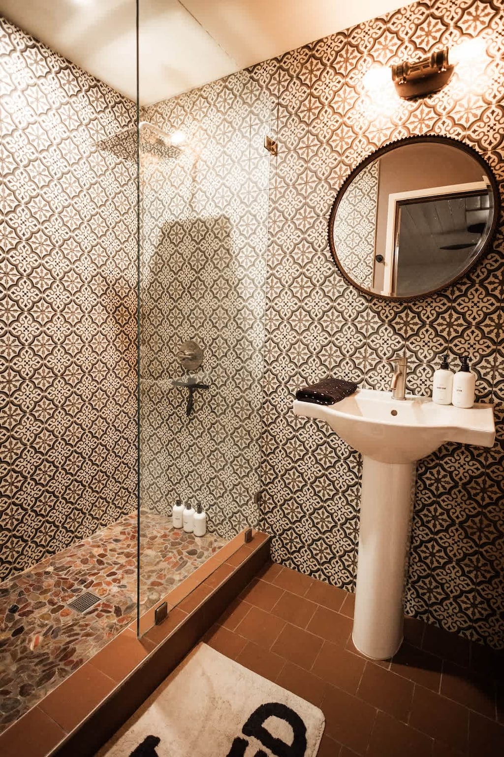 Bathroom en-suite to primary bedroom