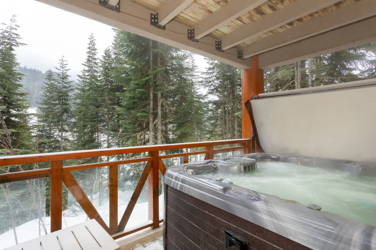 - Relaxing Whistler hot tub with forest and mountain views  
- Steaming spa retreat perfect for après-ski evenings  
- Outdoor jacuzzi surrounded by peaceful alpine scenery  
