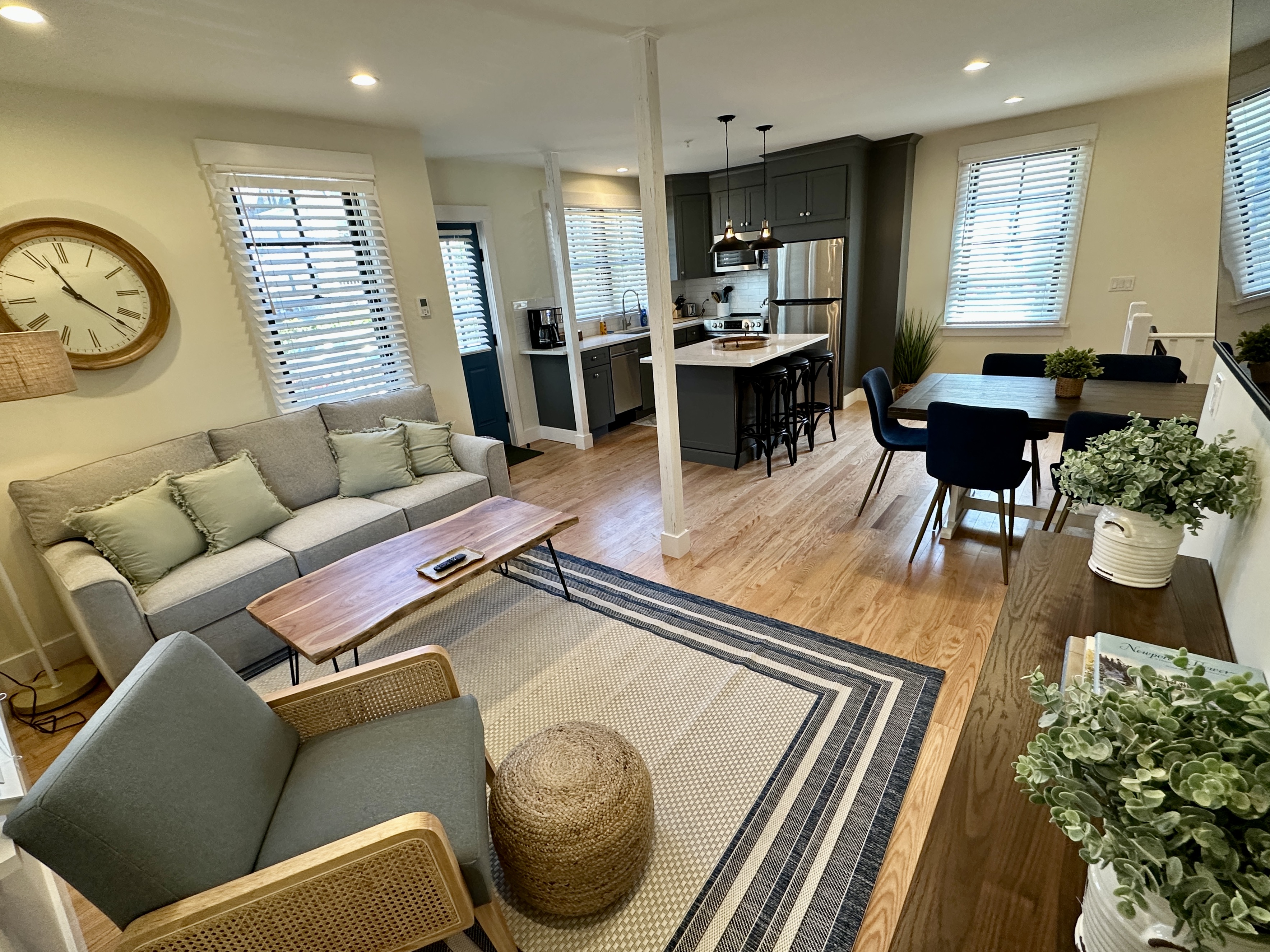 Downtown Newport 2BR Apartment w/ Parking & Deck