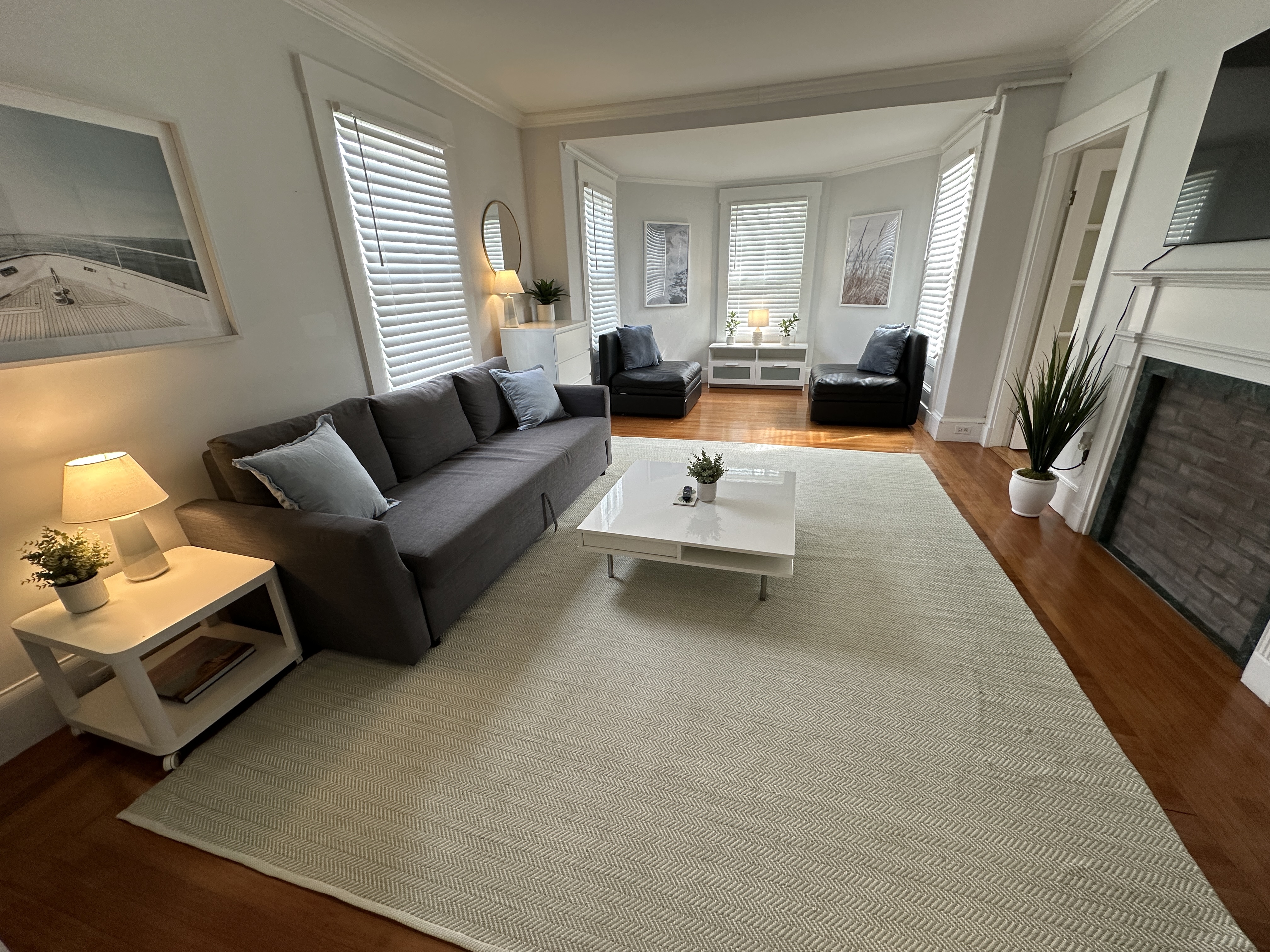 Very Cool 2 bed/ 1 bath Apartment Downtown Npt. 