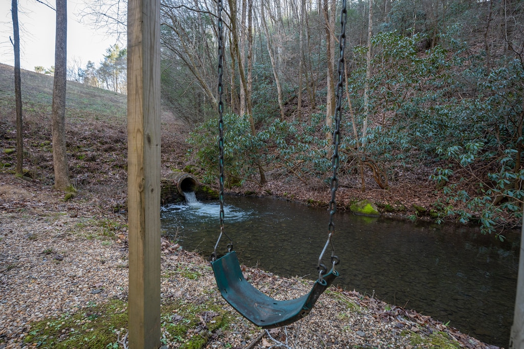 706 On The Creek - Swing By The Creek