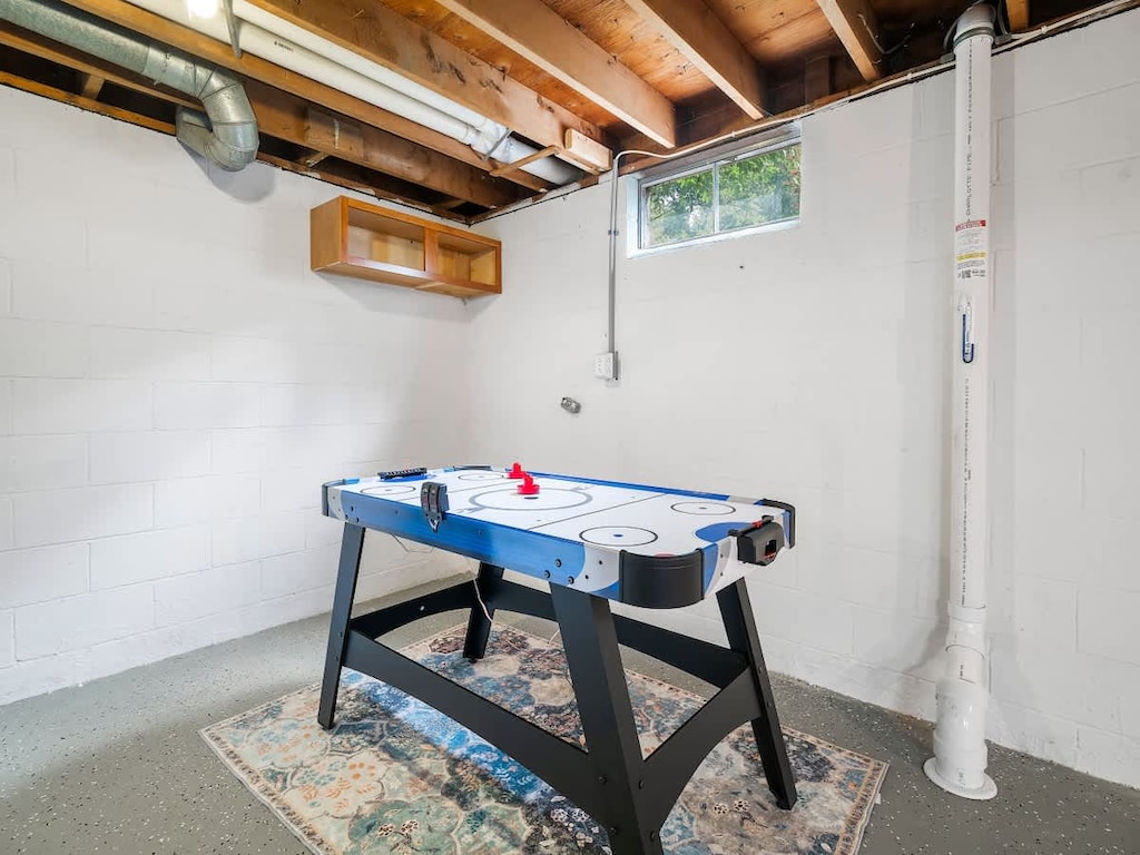 Keep the fun going with an air hockey table located in the spacious lower-level game room. 🏒🕹️