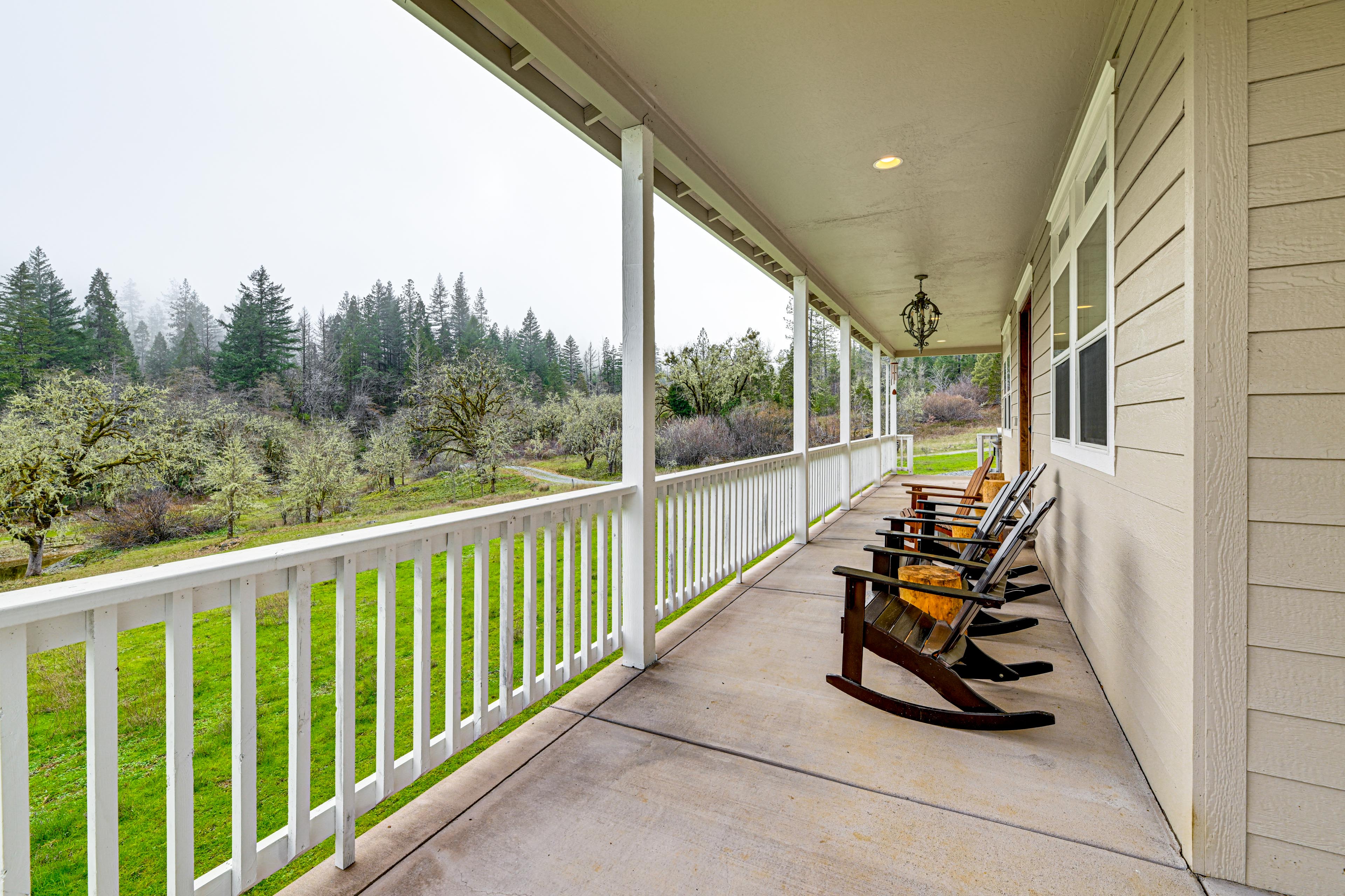 Limpy Creek Access! Family Retreat in Grants Pass