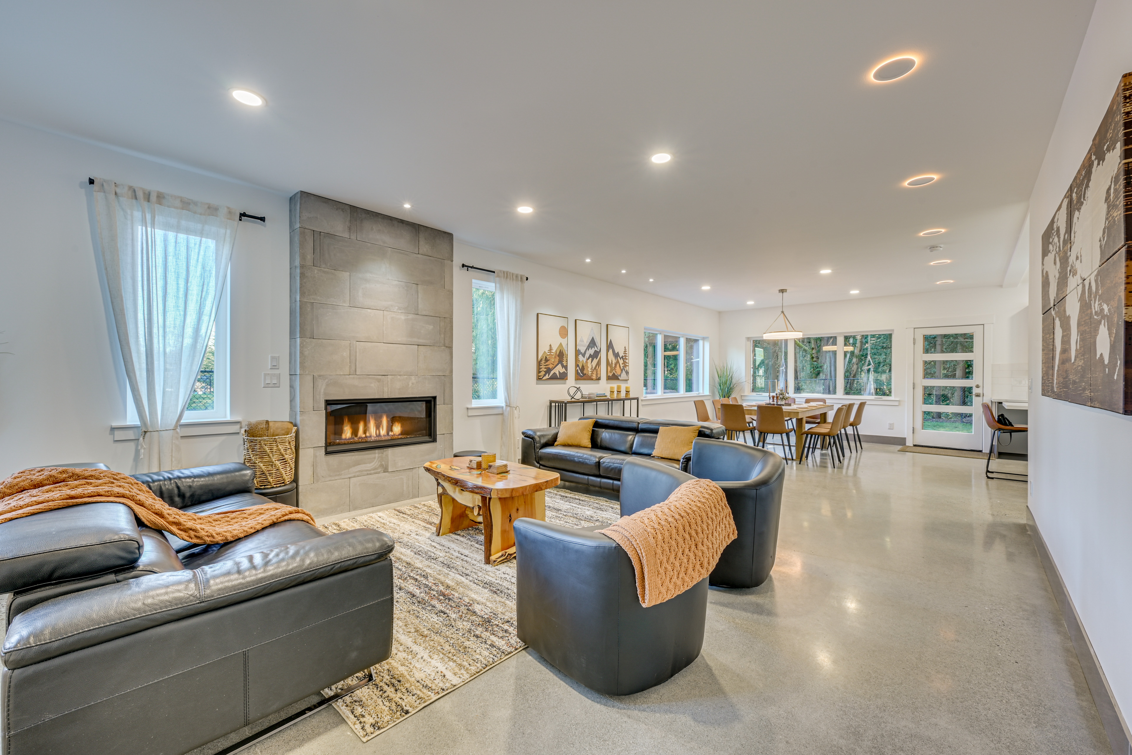 Waterfront Patio! Stylish Family Home in Everett