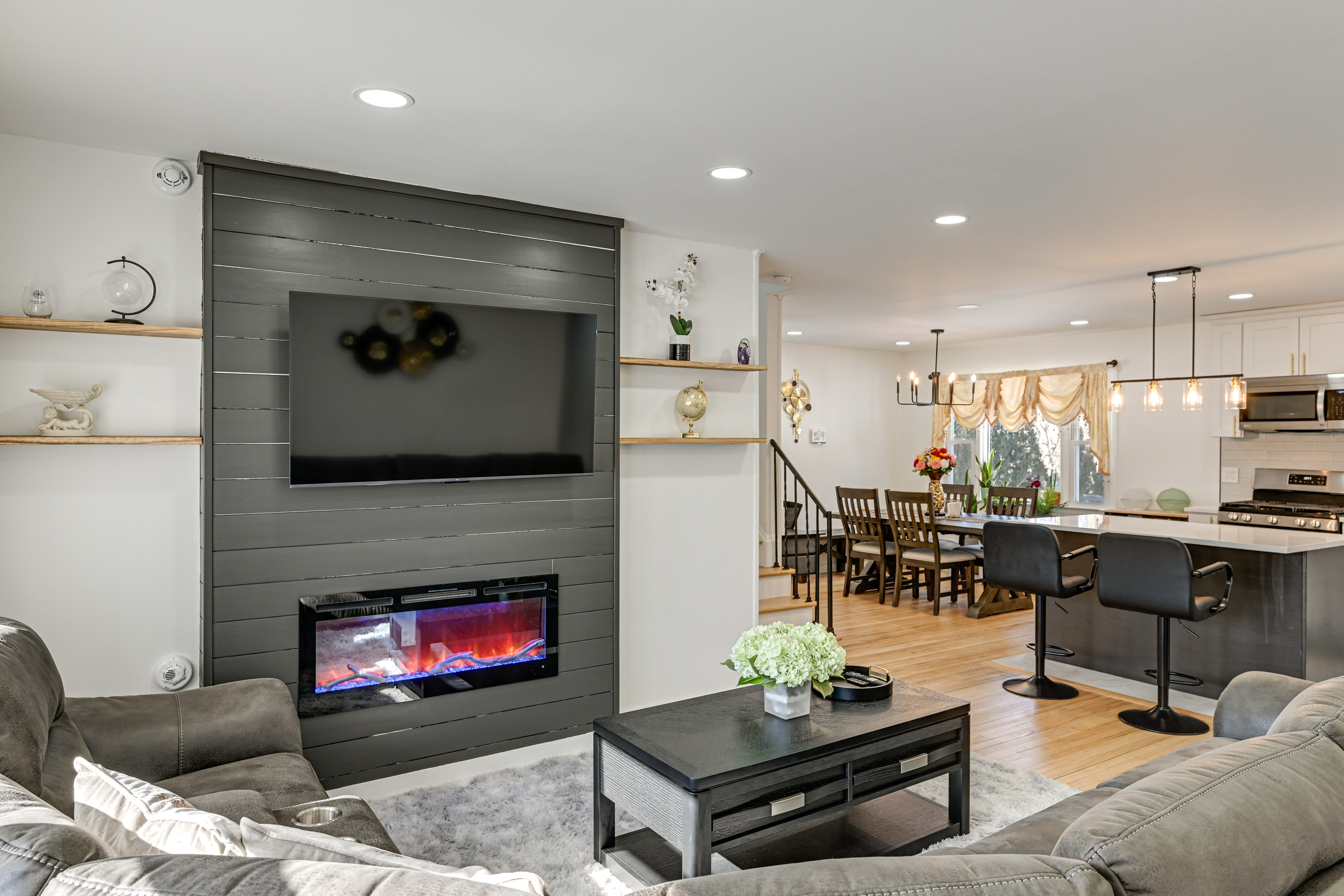 Easy Transit to NYC! Sleek North Shore Hideaway