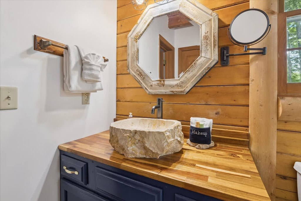 Natural rock basin brings mountain charm to your daily routine—an unforgettable detail.