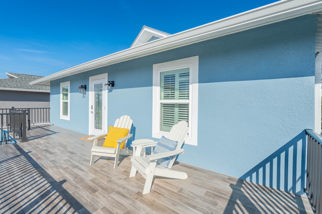 Front Deck and entrance.