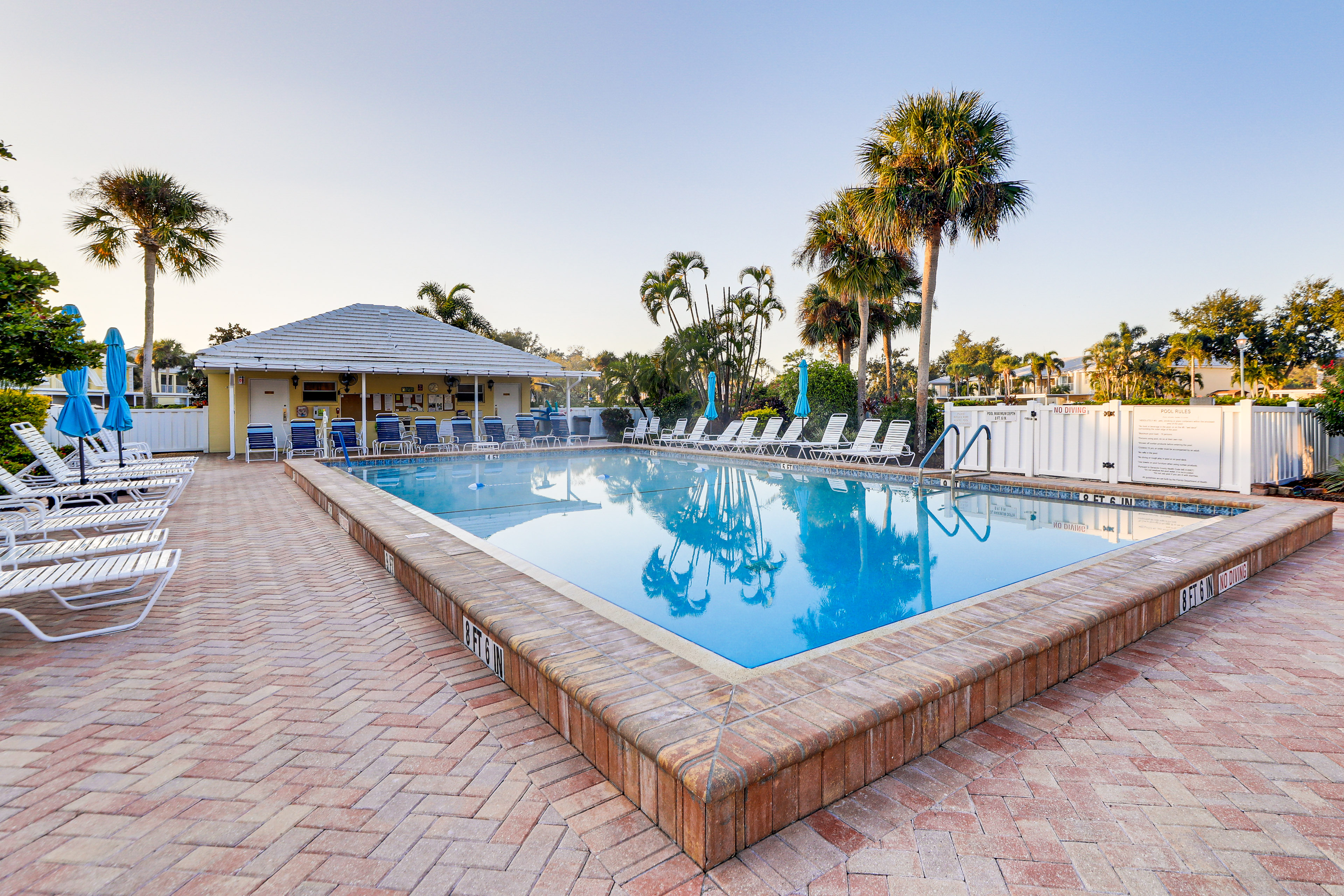 6 Mi to Caspersen Beach! Country Club Condo