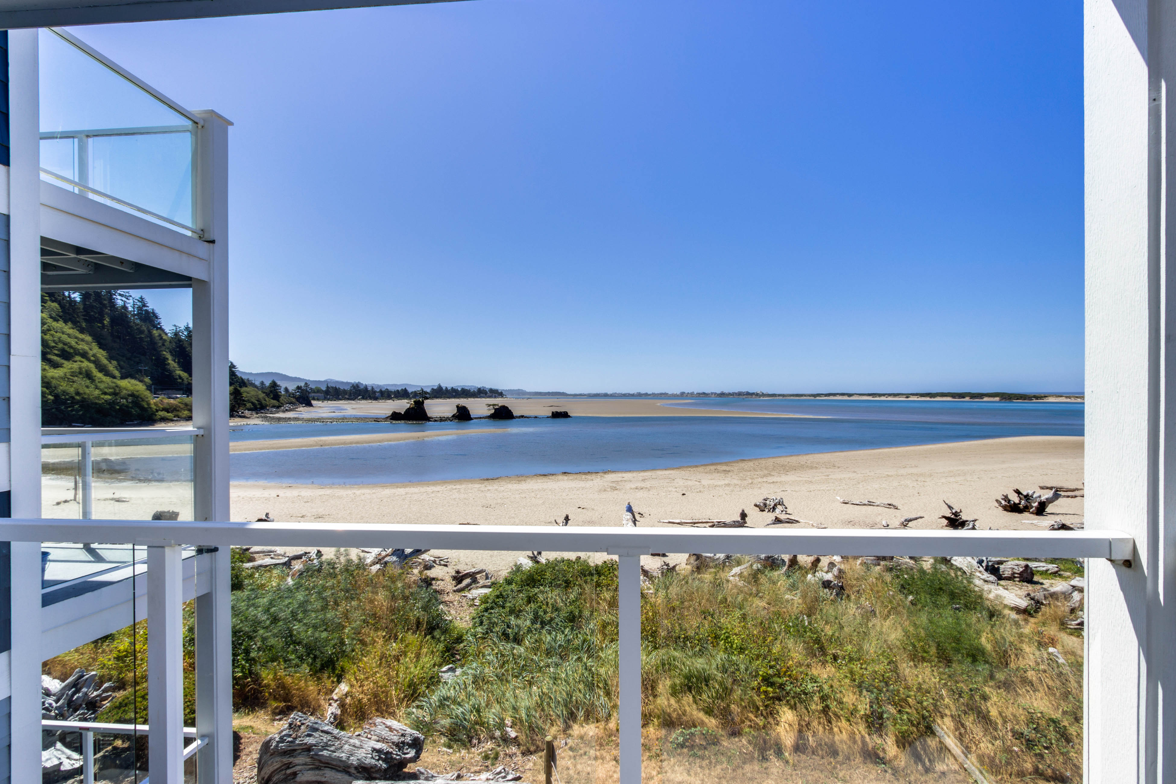 Waterfront Corner Condo with Fireplace and Ocean Views - Close to Beach & Bay