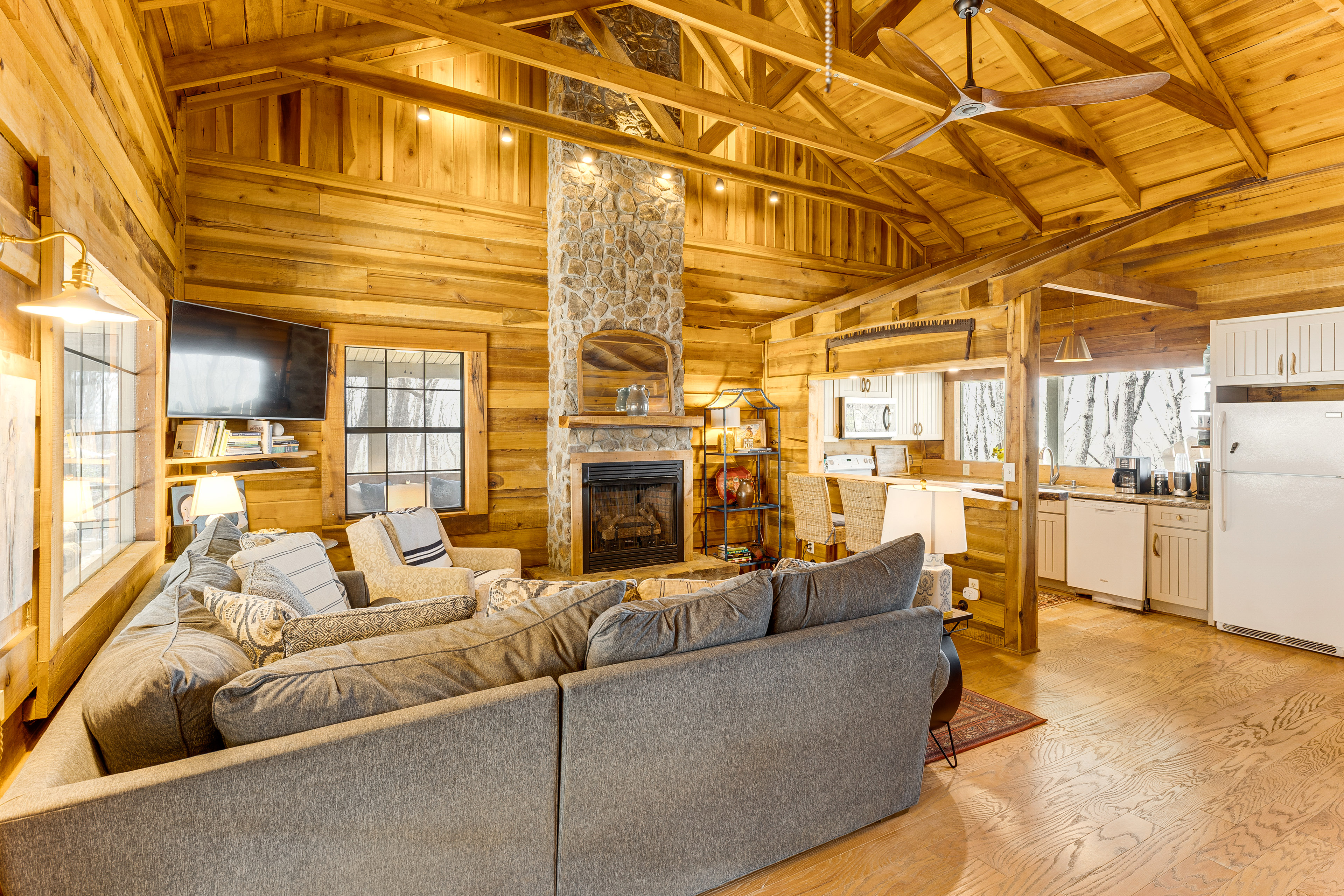 Deck, Sauna & Mtn View! Fort Payne Cabin
