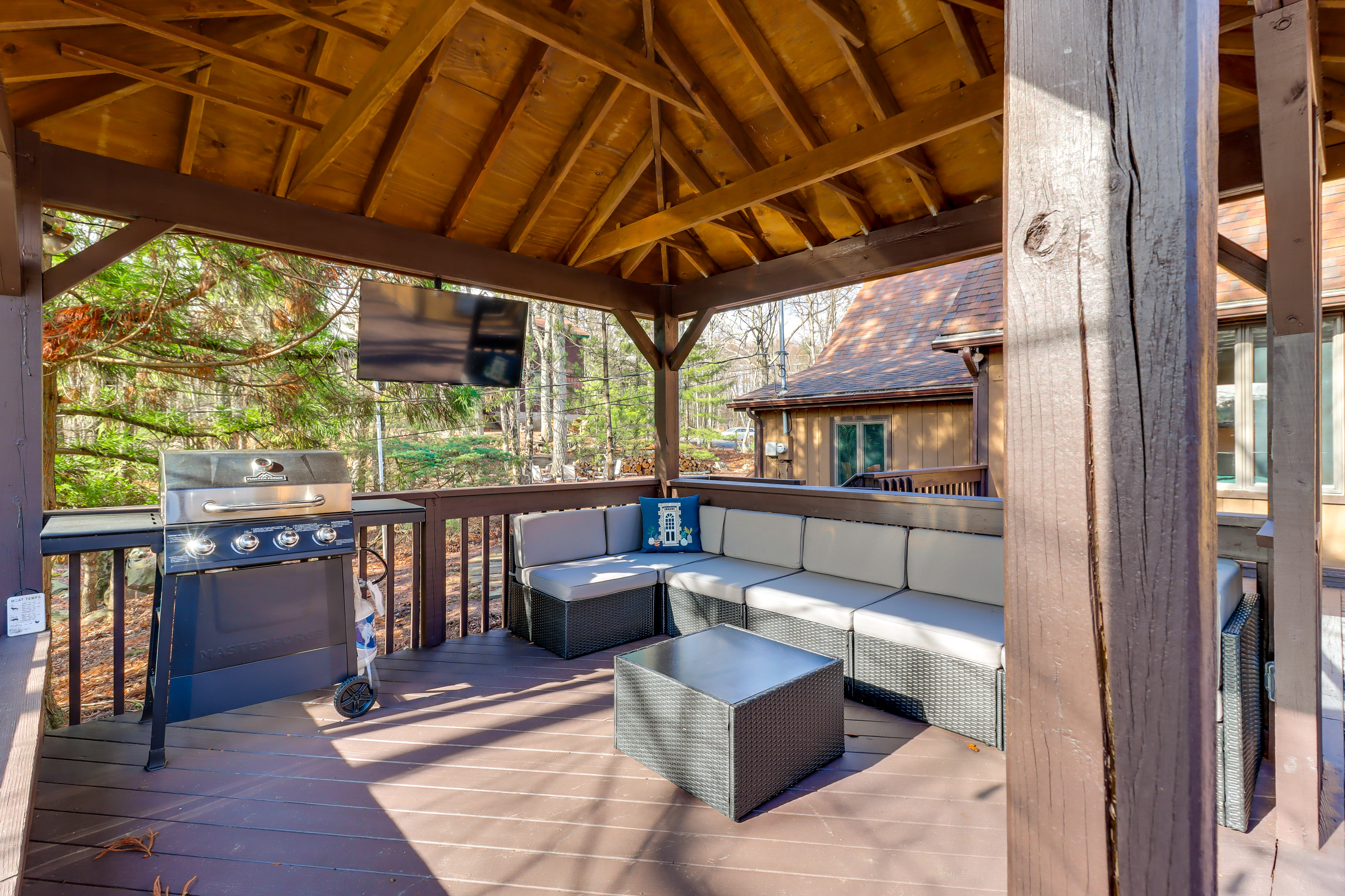 5 Mi to Jack Frost Skiing: Walkable Family Home