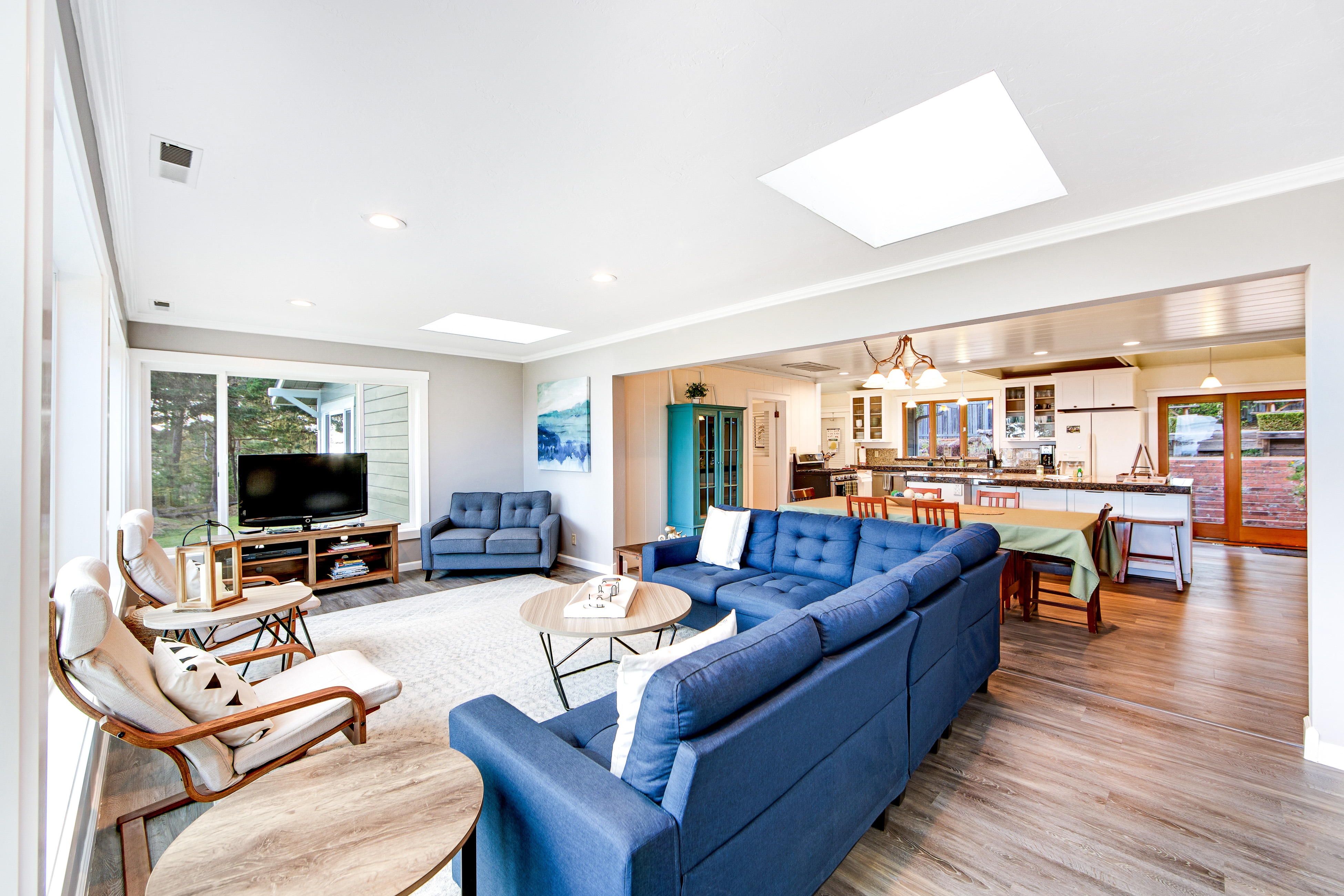 Ocean View Retreat: Hot Tub, Fireplace & Beach