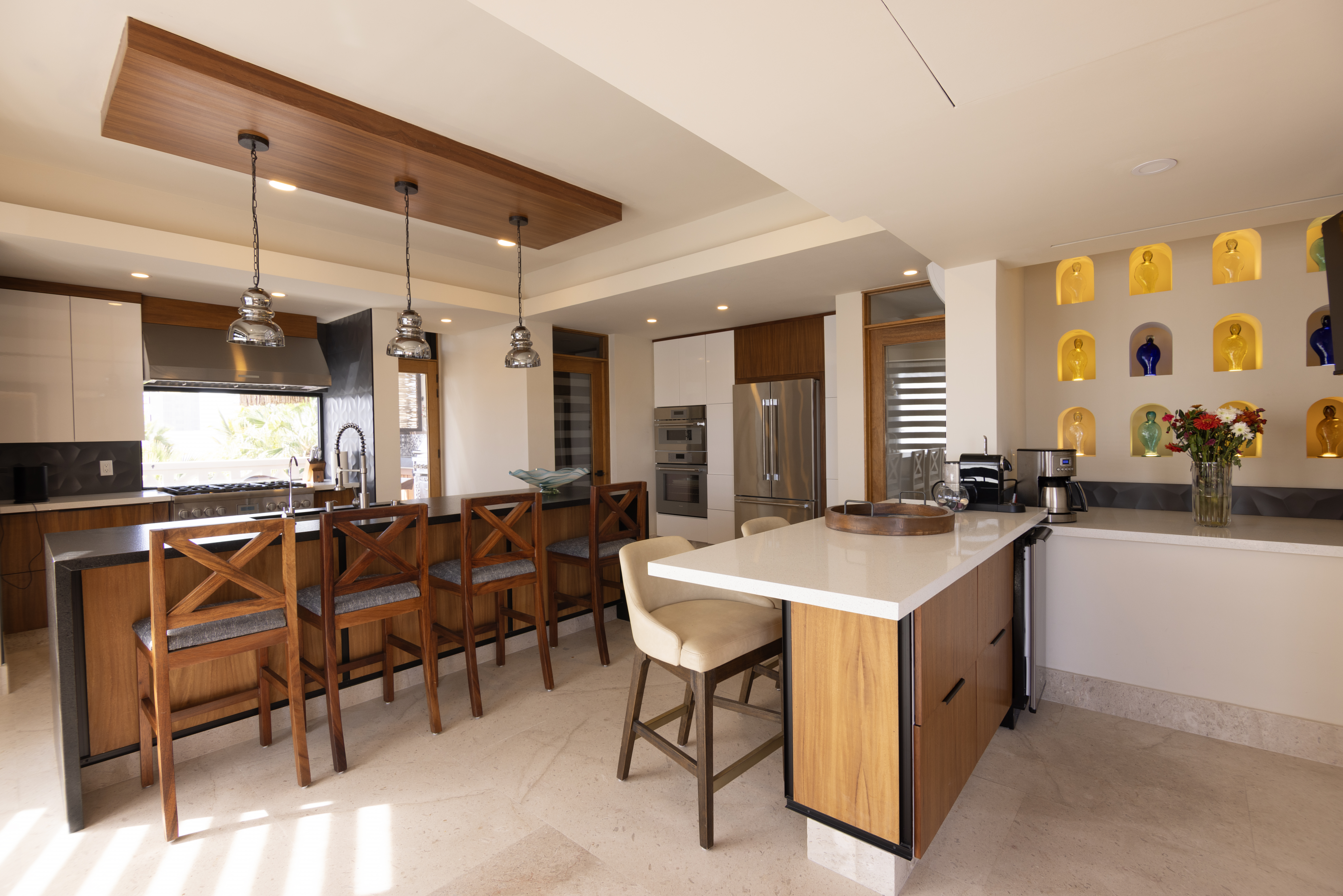 Fully equipped kitchen with bar area