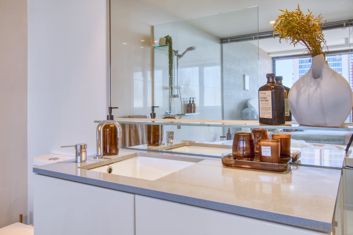 Circle on Cavill 2434