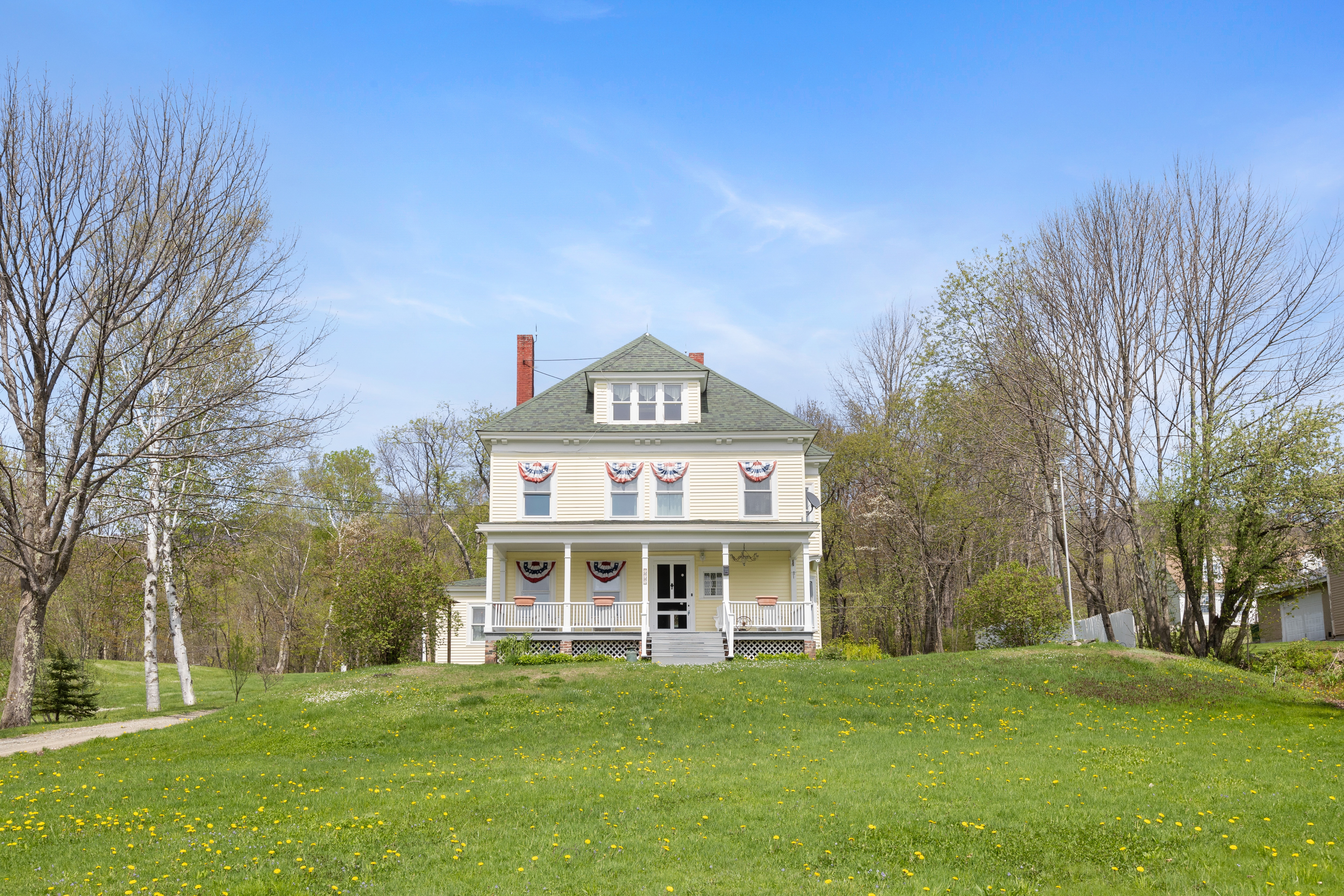 Come experience all the White Mountains have to offer from the comfort and charm of this unforgettable vacation home.