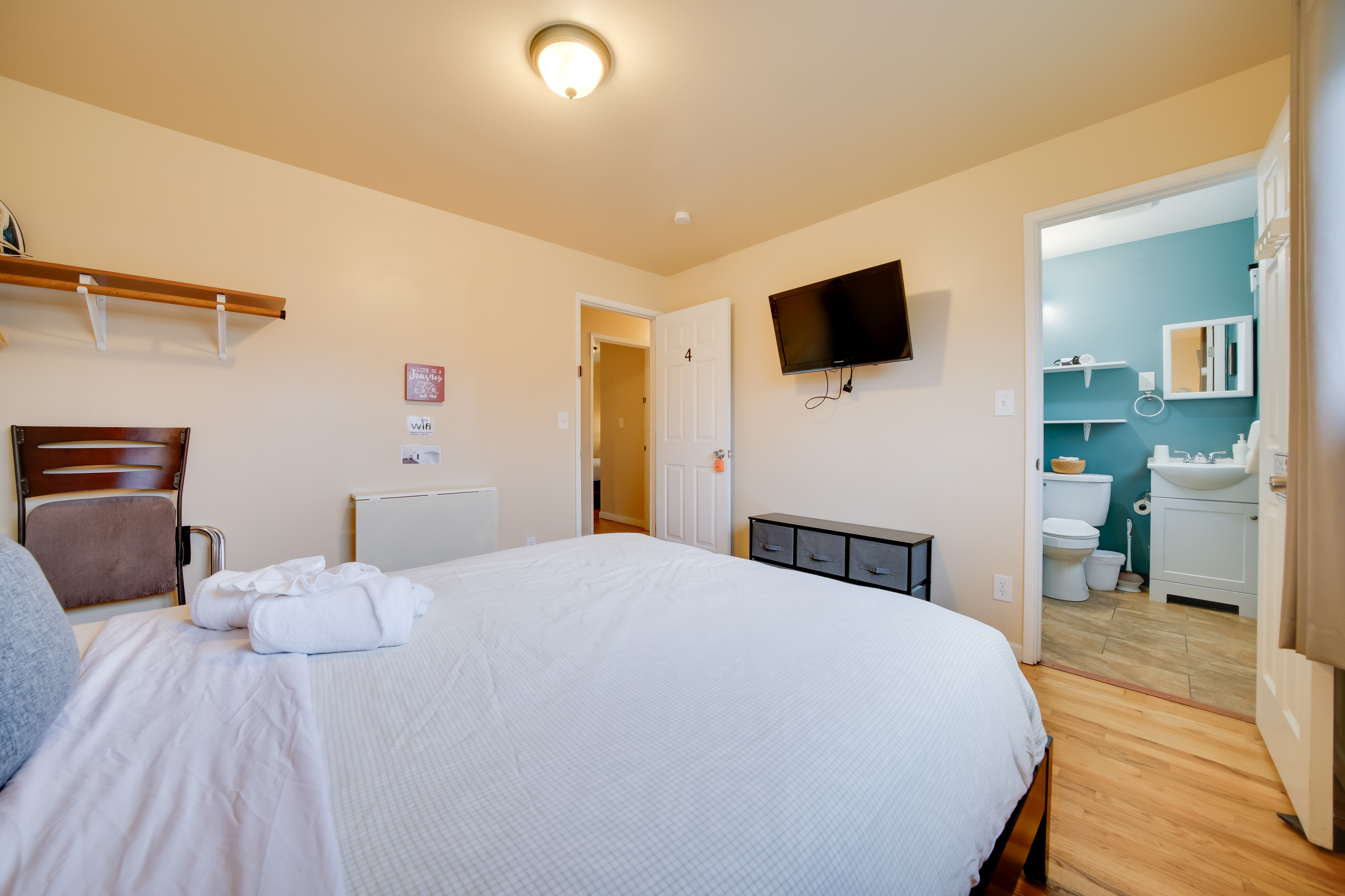 Walk to Othello Park & Light Rail: Quiet Escape