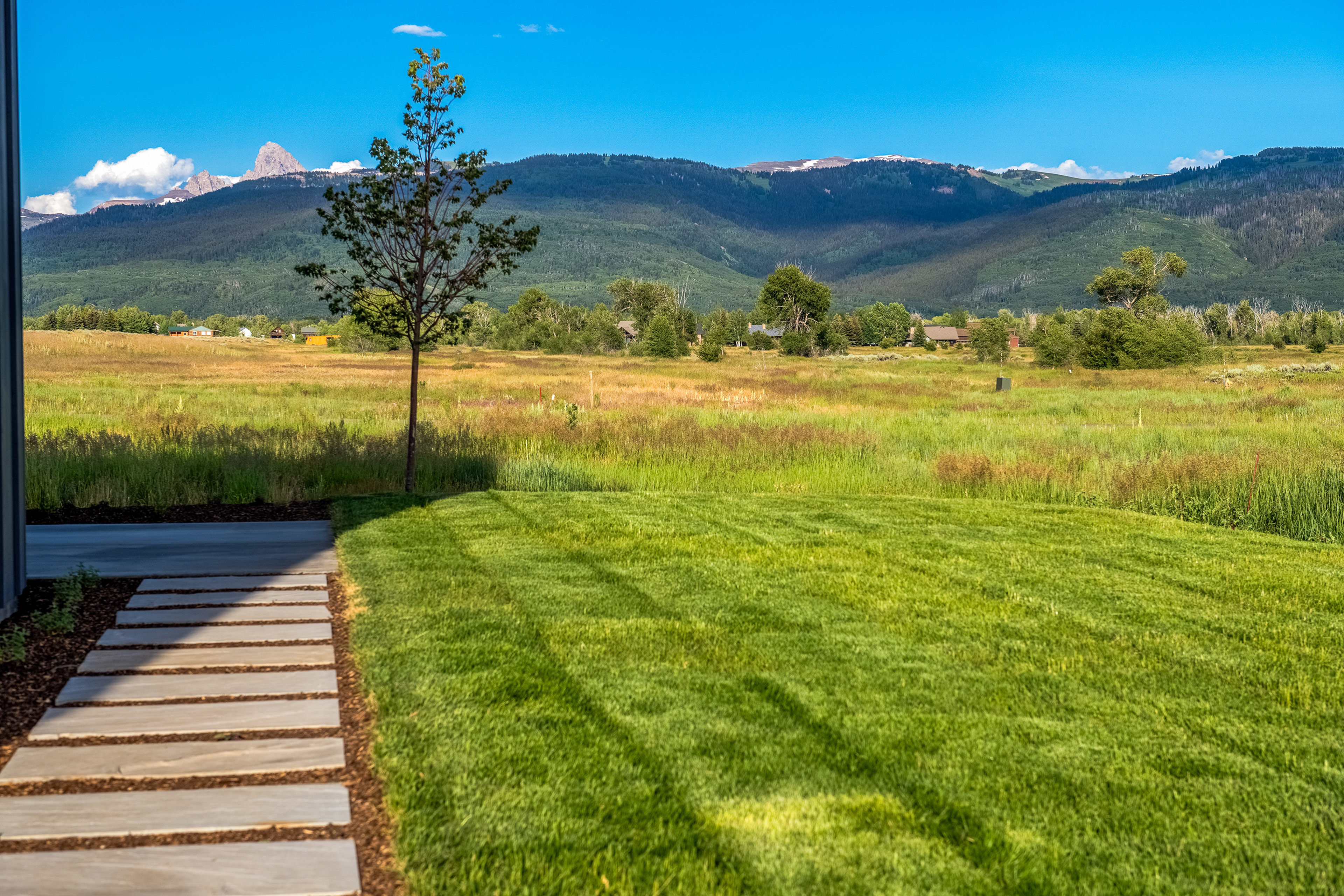 3 BR Duplex w/ Full Kitchen, W & D