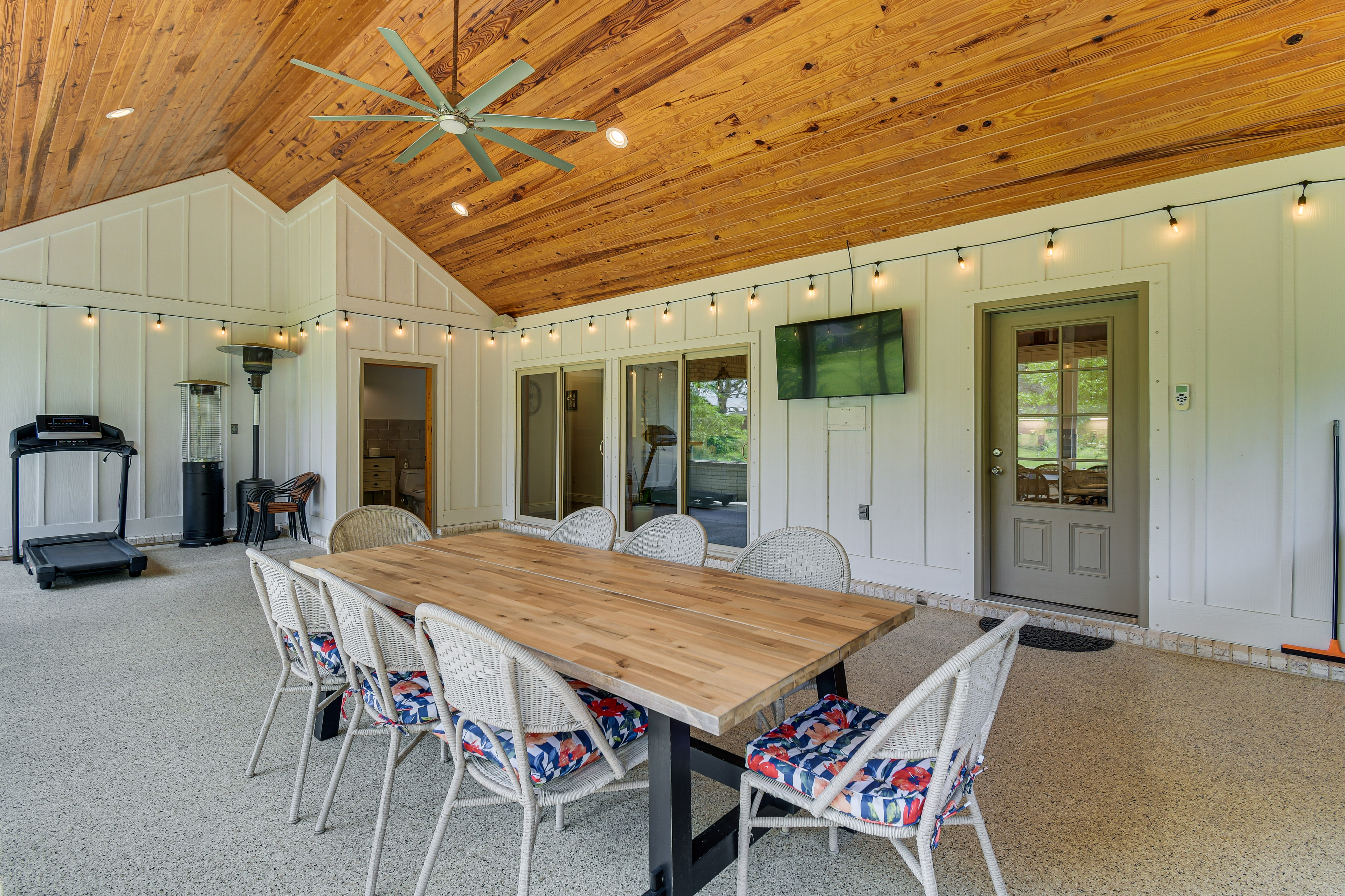 Elegant Home w/ Outdoor Kitchen in Robertsdale