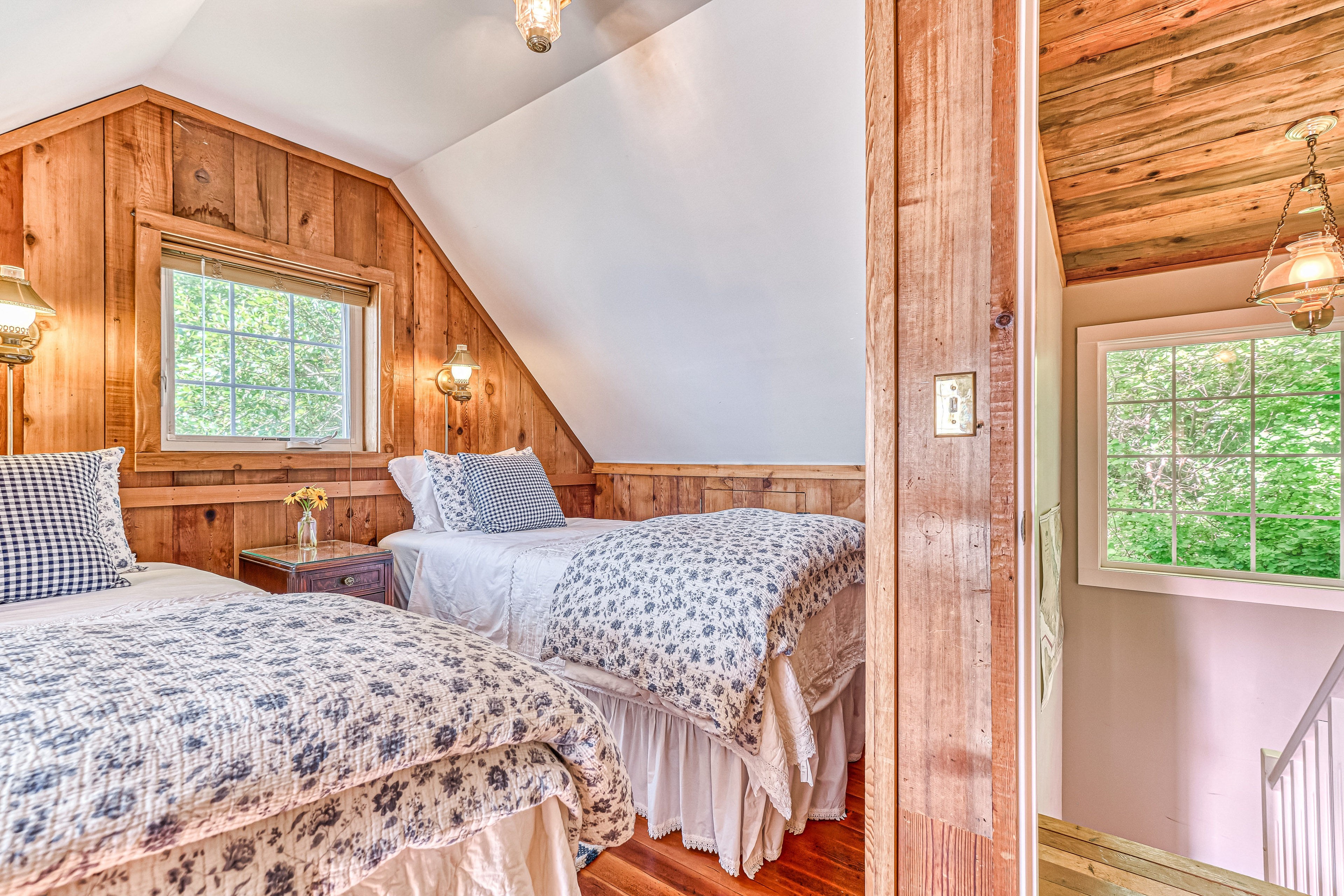 2 BR Beachfront Cottage w/ Grill & Expansive Deck