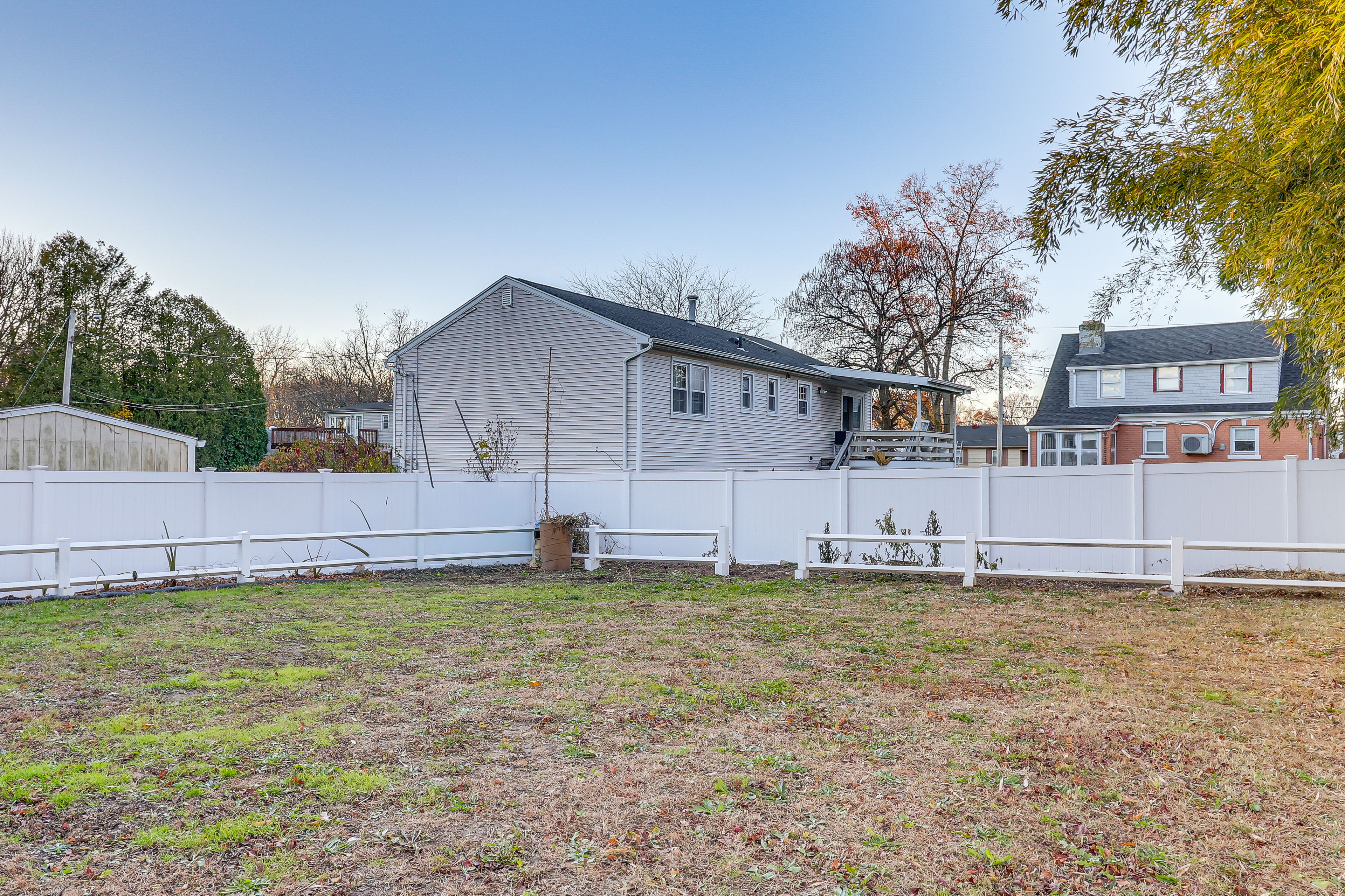 6 Mi to Dtwn New Haven: Duplex w/ Shared Yard