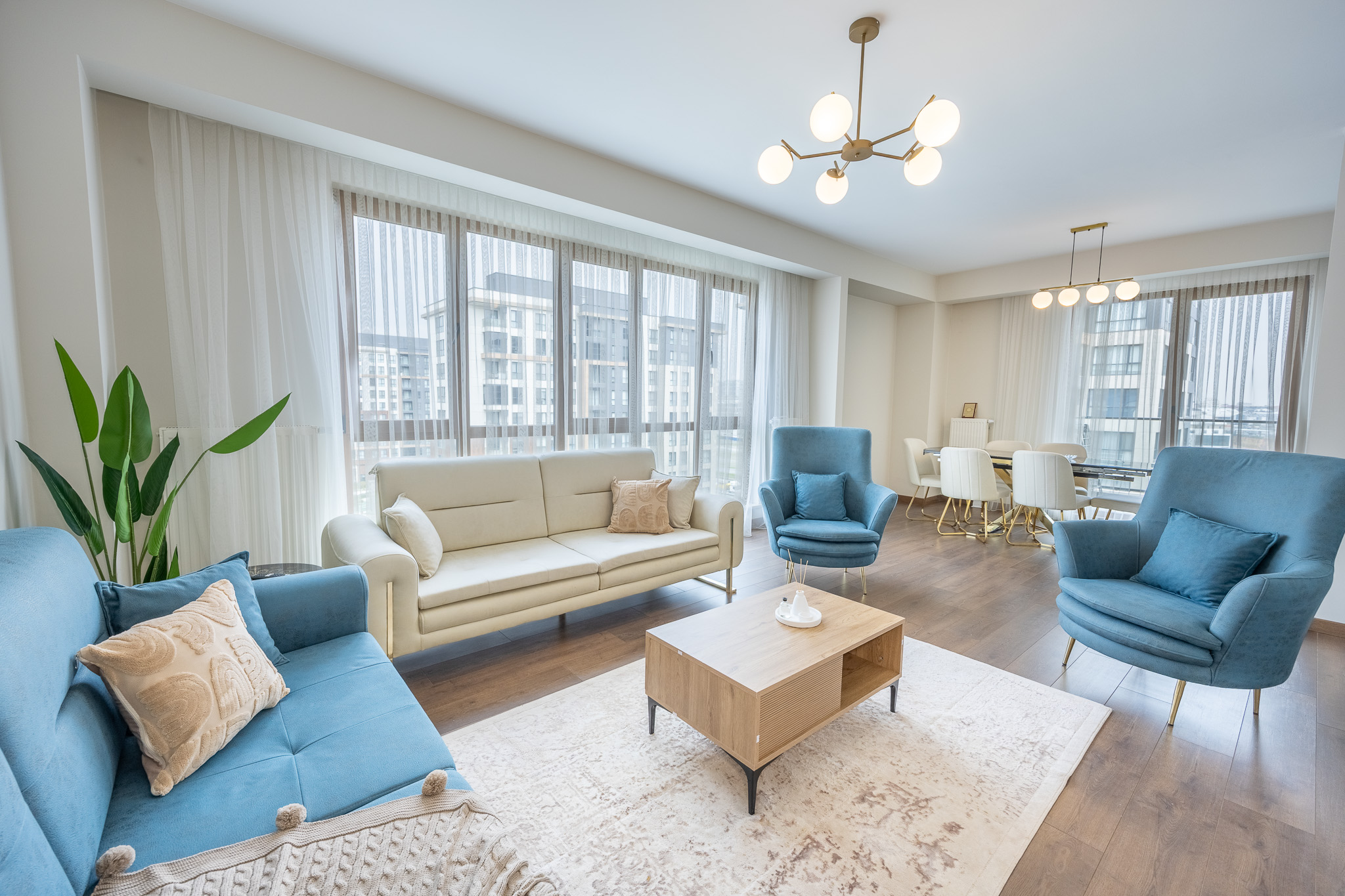 Elegant 3 bdr apartment with balcony 