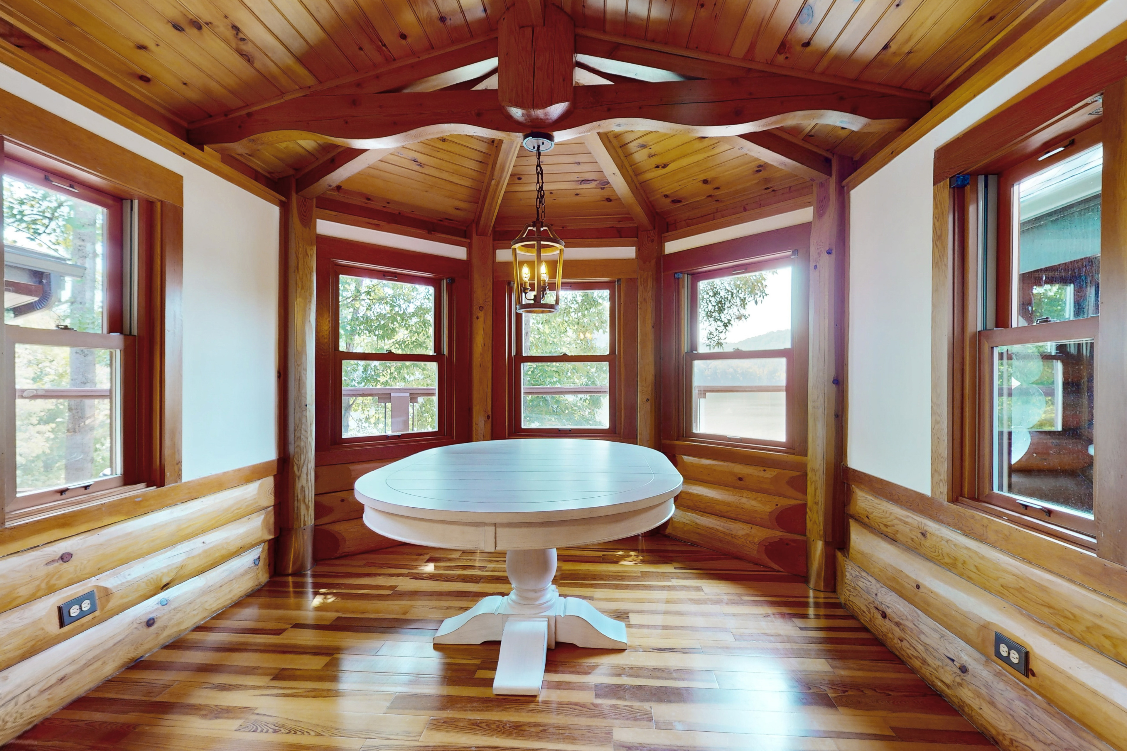 3BR Beautiful Lakefront Log Home