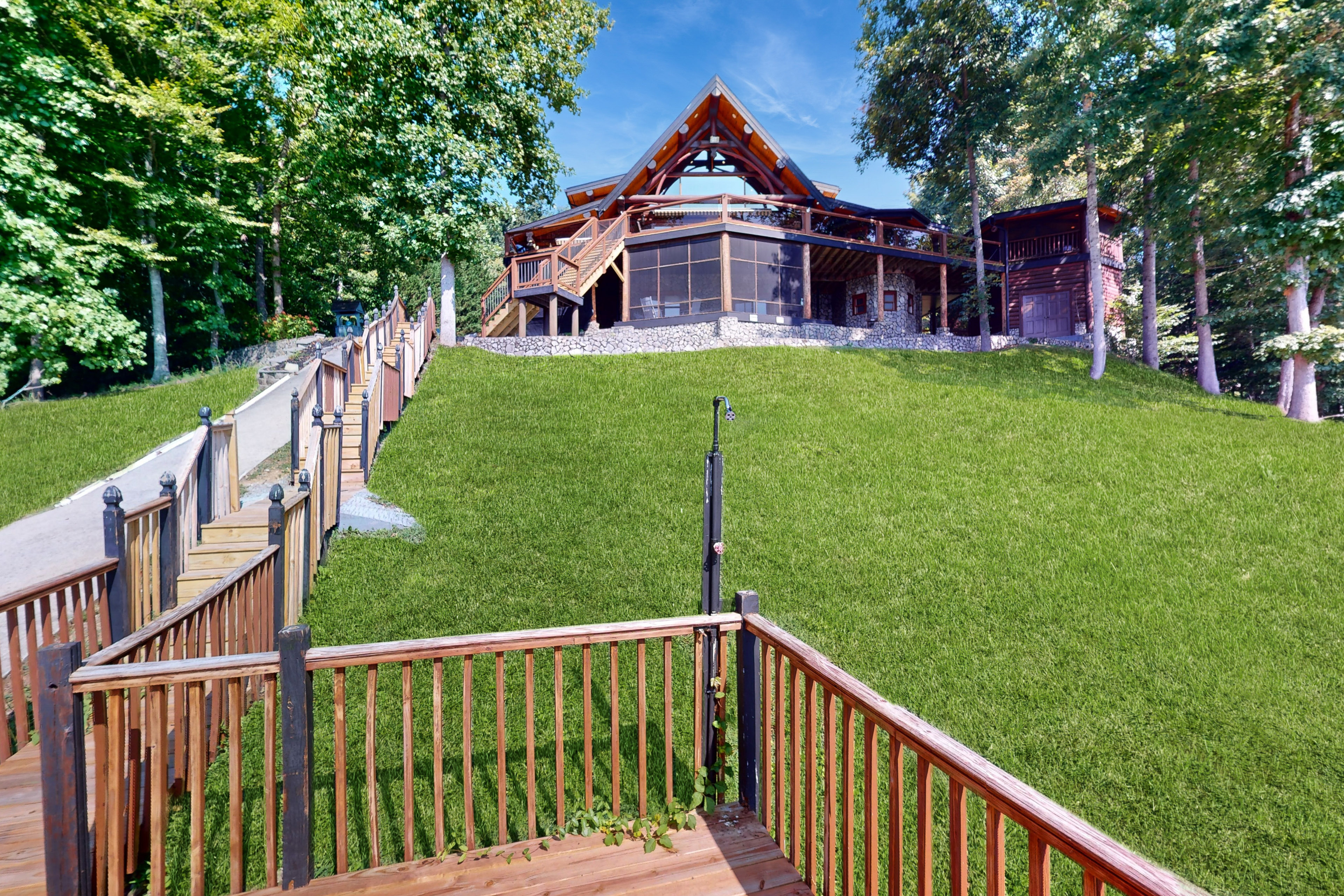 3BR Beautiful Lakefront Log Home