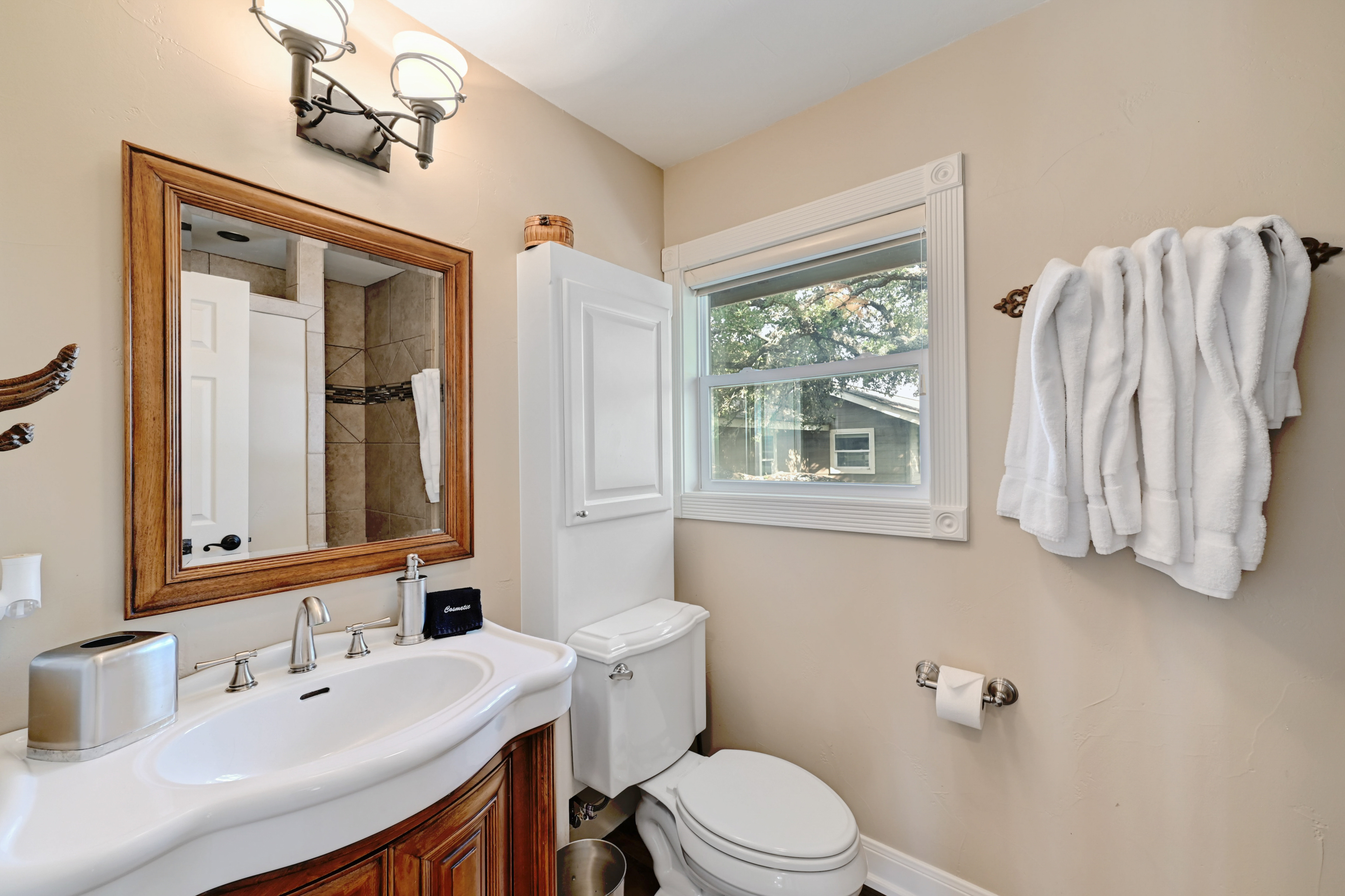 5BR Waterfront House w/ Private Pool & Hot Tubs