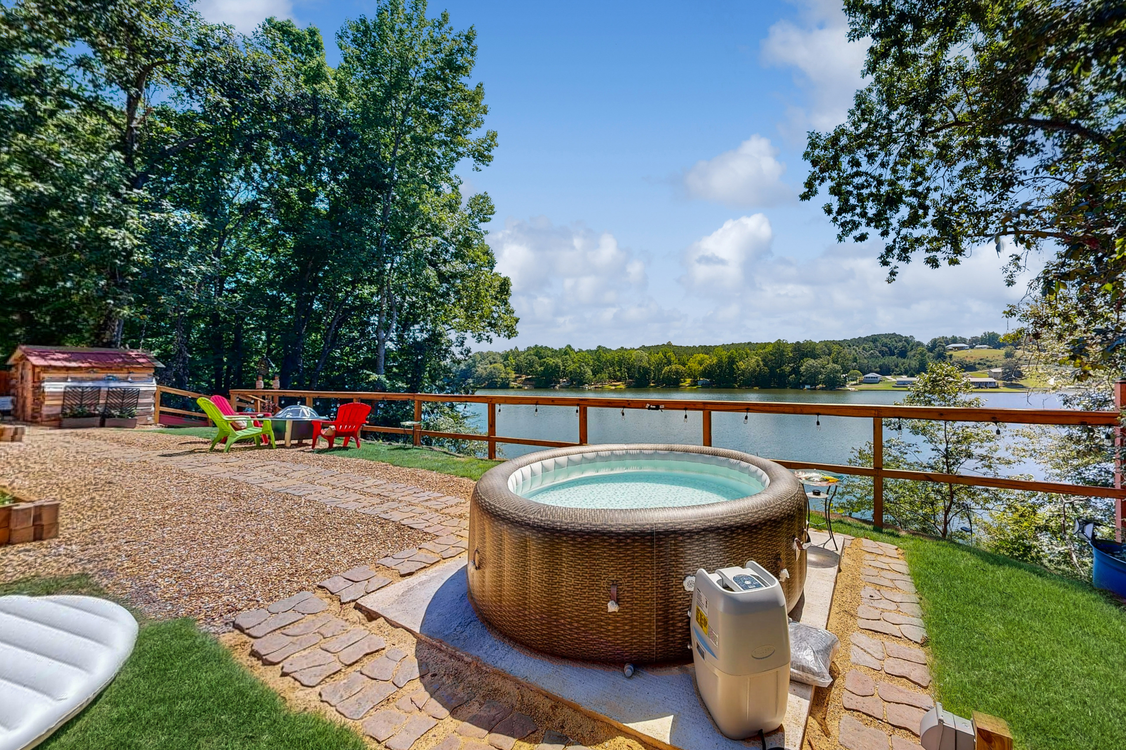 Hot Tub + Fire Pit: Lakeside Getaway, Dogs Welcome