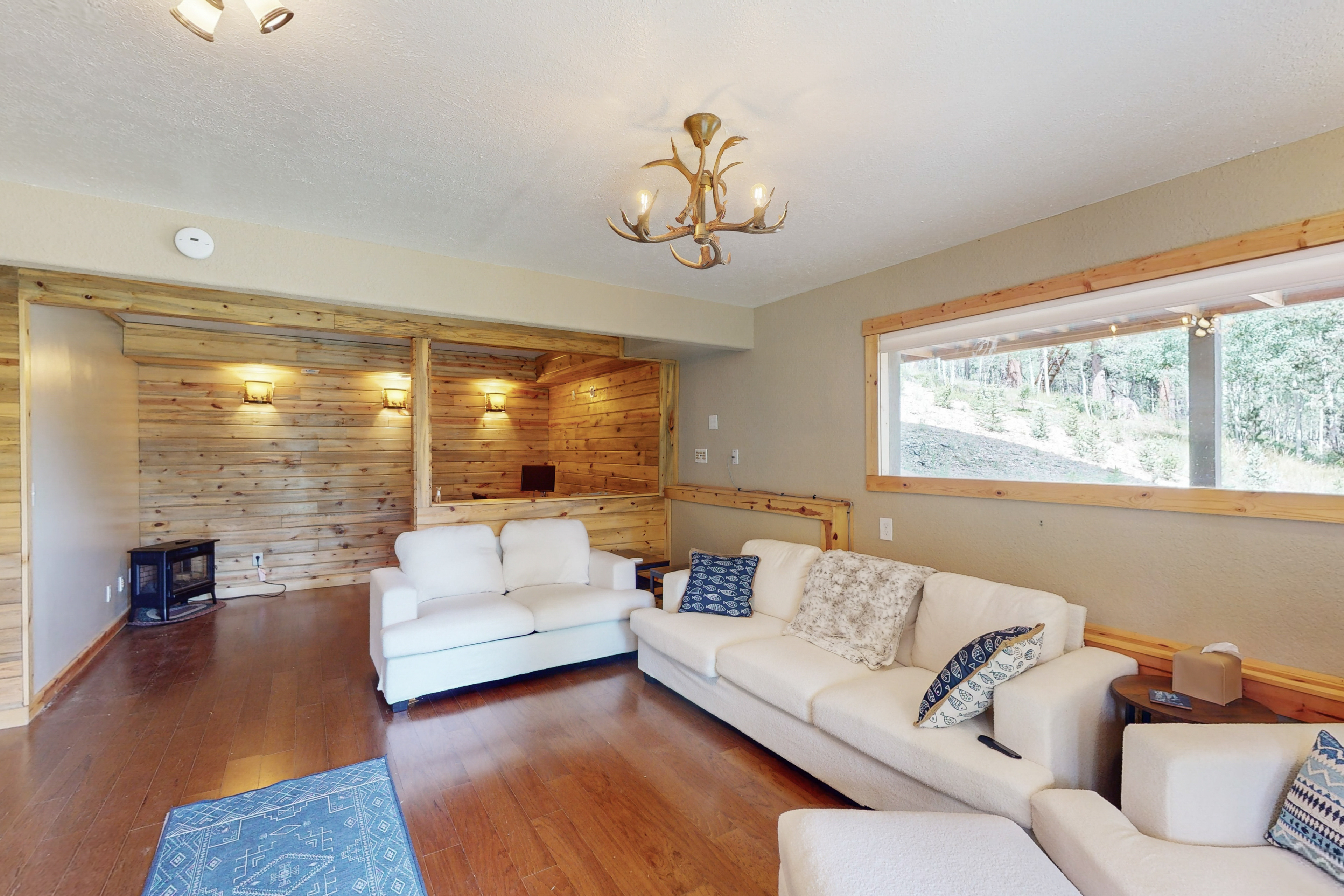 3 BR Cabin w/ Hot Tub, Large Deck & WiFi