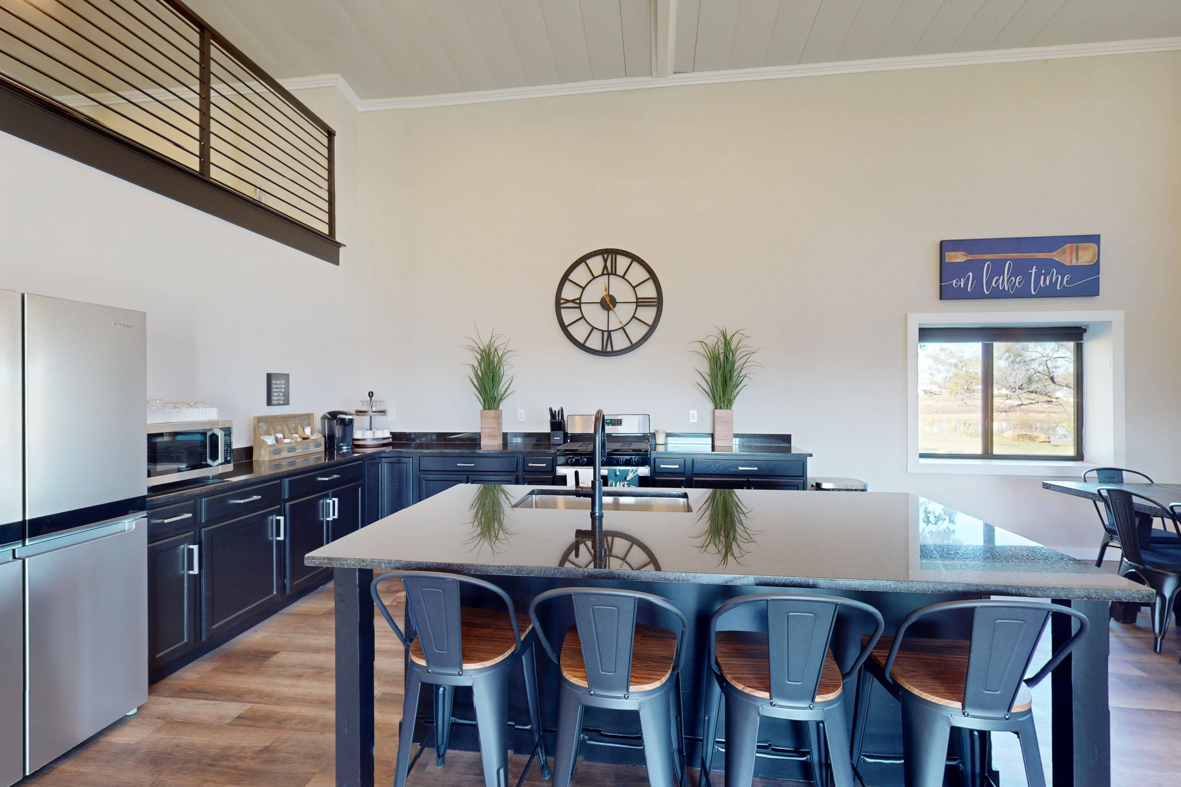 4 BR Lakefront House w/ Private Patio & WiFi