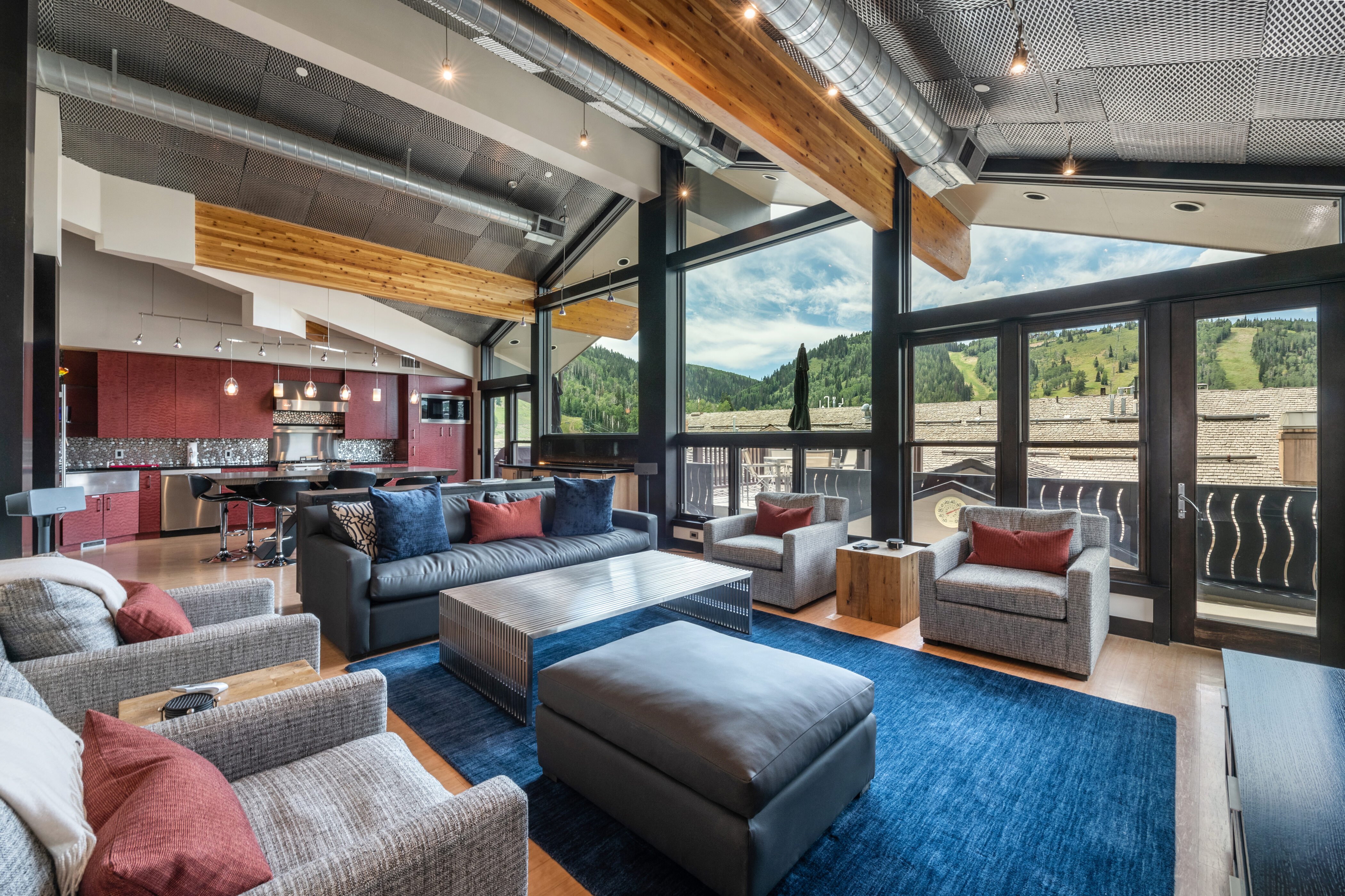 Deer Valley penthouse, mountain views, balcony with grill, walk to hiking and biking trails